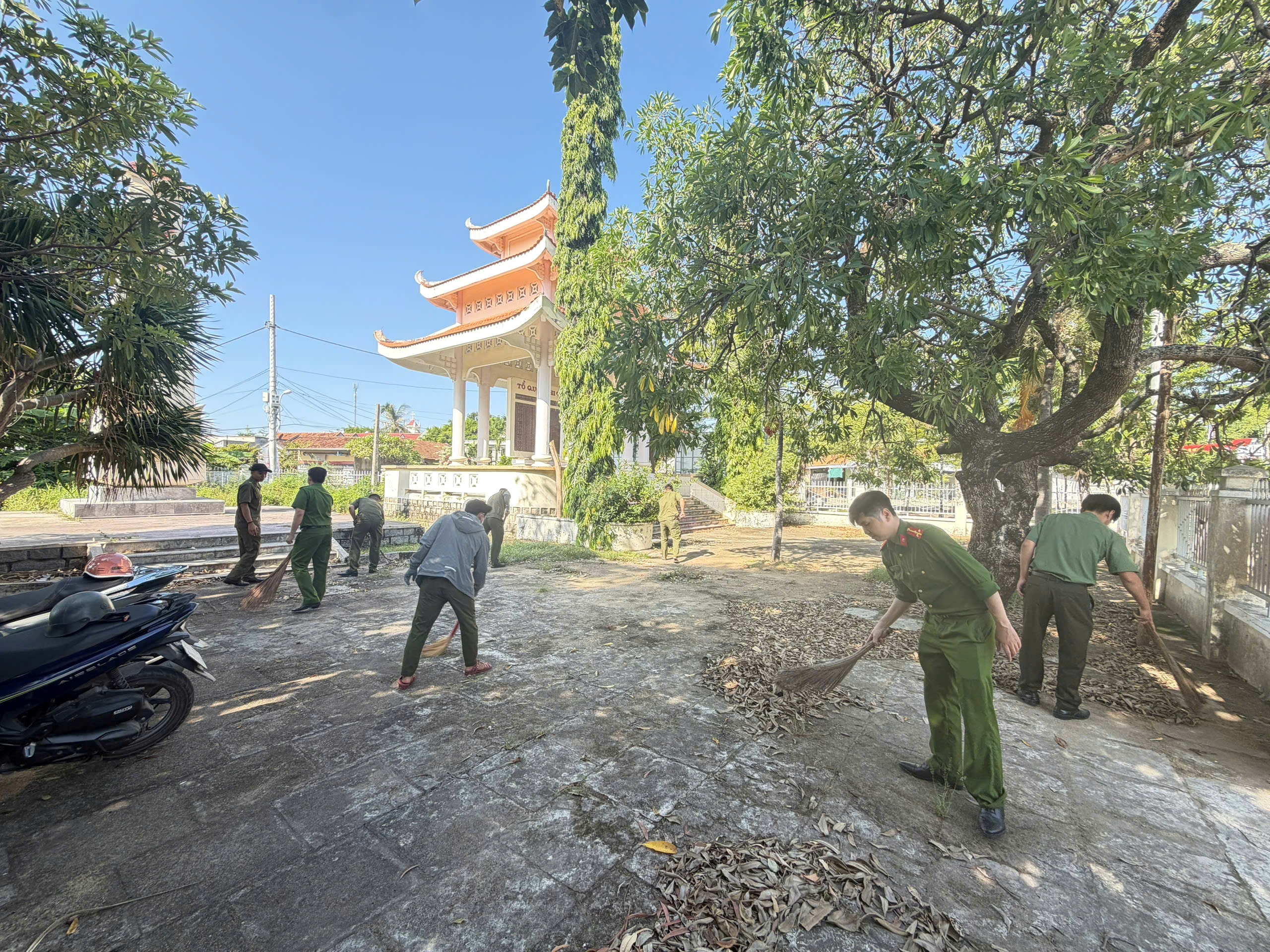 Tuổi trẻ Chi đoàn Công an xã Vạn Ninh tích cực tham gia các hoạt động hướng tới kỷ niệm 79 năm Ngày Thương binh - Liệt sĩ (27/7/1947 - 27/7/2026)