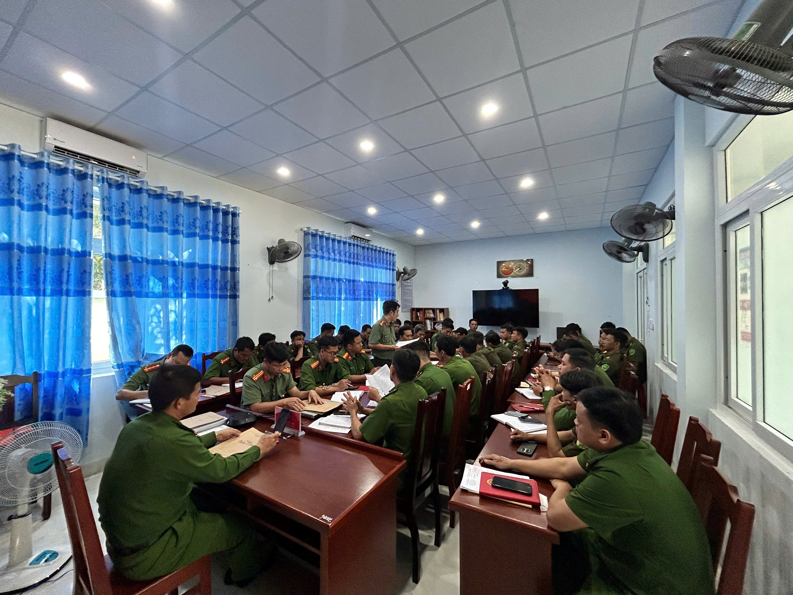 Công an xã Vĩnh Hải tổ chức đánh giá hoạt động lực lượng tham gia bảo vệ ANTT ở cơ sở tháng 7/2026 và công bố Quyết định kiện toàn Tổ trưởng, Tổ phó, Tổ viên Tổ bảo vệ ANTT ở cơ sở trên địa bàn xã