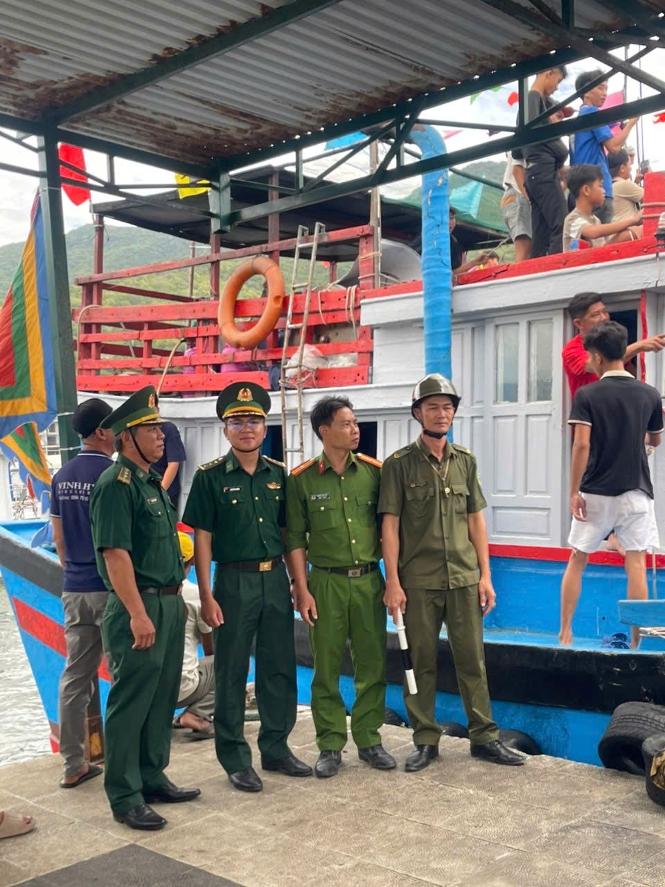 Công an xã Vĩnh Hải phối hợp với lực lượng của Đồn Biên phòng Vĩnh Hải bảo đảm an ninh, trật tự tại lễ hội cầu ngư lăng Nam Hải tại thôn Vĩnh Hy, xã Vĩnh Hải