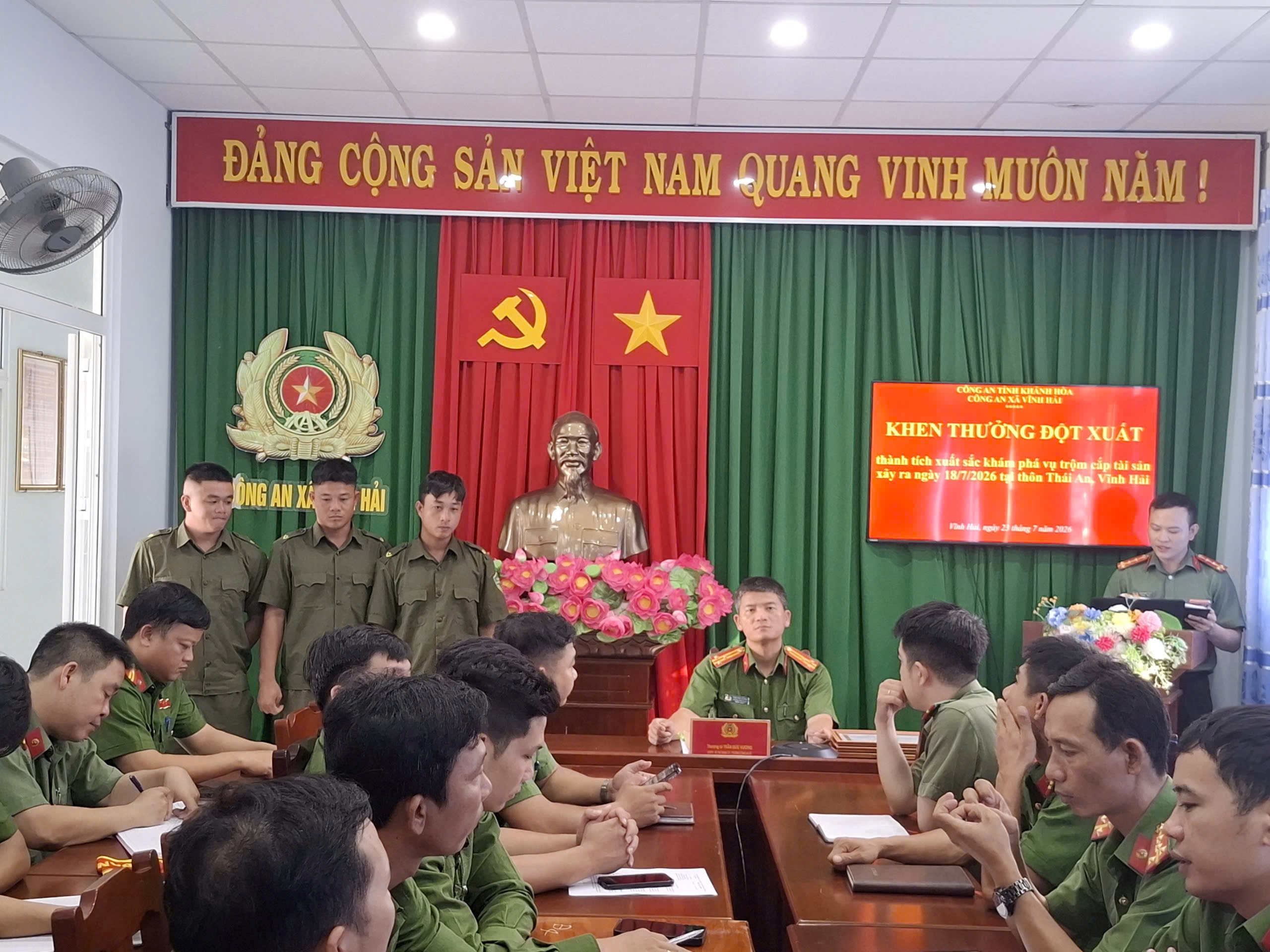 Công an xã Vĩnh Hải trao Giấy khen đột xuất của Chủ tịch UBND xã cho thành viên tổ bảo vệ an ninh, trật tự ở cơ sở.