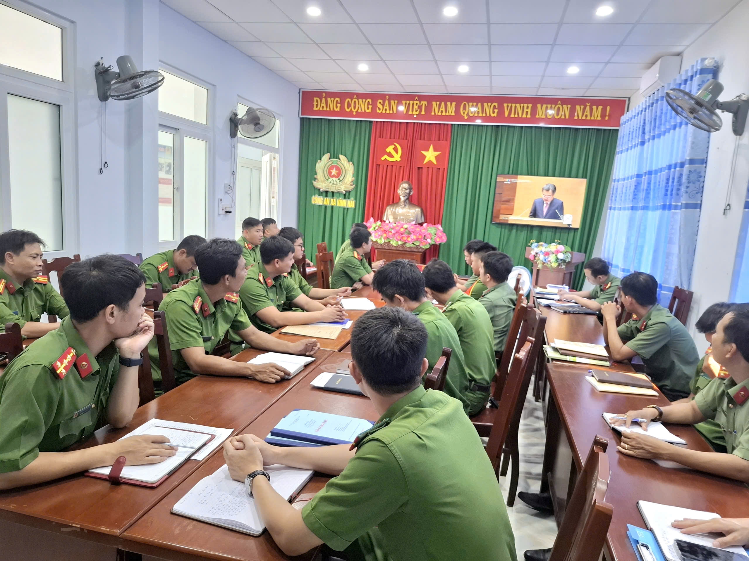 Công an xã Vĩnh Hải tham dự Hội nghị toàn quốc nghiên cứu, học tập, quán triệt và triển khai thực hiện Nghị quyết Hội nghị lần thứ ba Ban Chấp hành Trung ương Đảng khóa XIV.