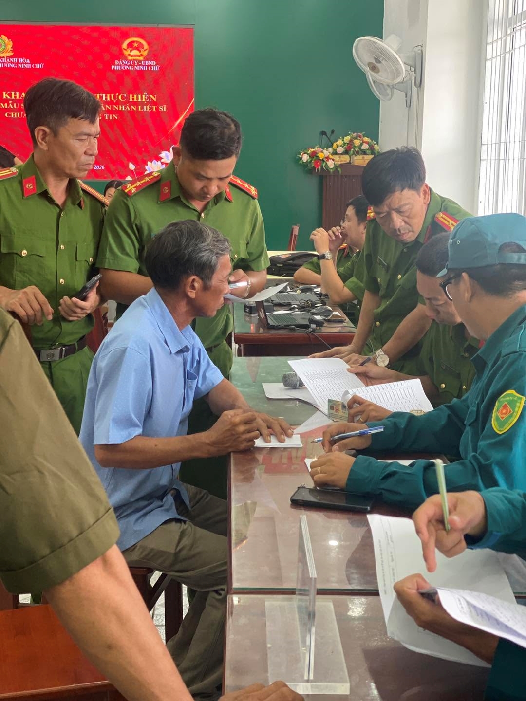 Công an xã Vĩnh Hải nêu cao trách nhiệm trong đợt cao điểm thu nhận mẫu ADN thân nhân liệt sĩ