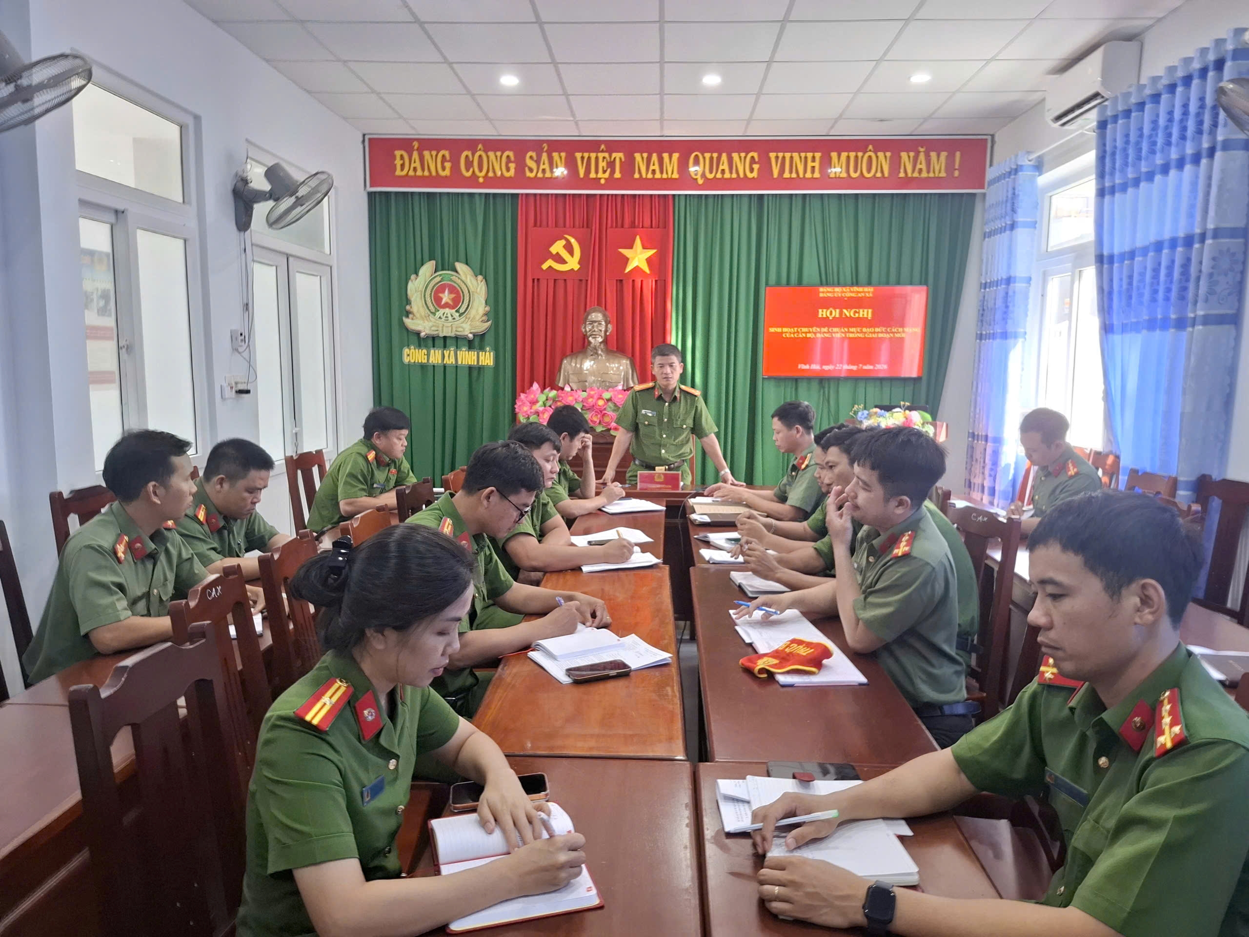 Đảng ủy Công an xã Vĩnh Hải tổ chức Hội nghị sinh hoạt chuyên đề về chuẩn mực đạo đức cách mạng