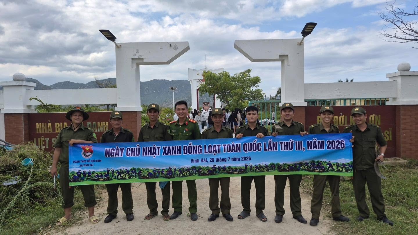 Công an xã Vĩnh Hải tổ chức tổng vệ sinh, chăm sóc khu tưởng niệm liệt sĩ nhân kỷ niệm 79 năm Ngày Thương binh - Liệt sĩ