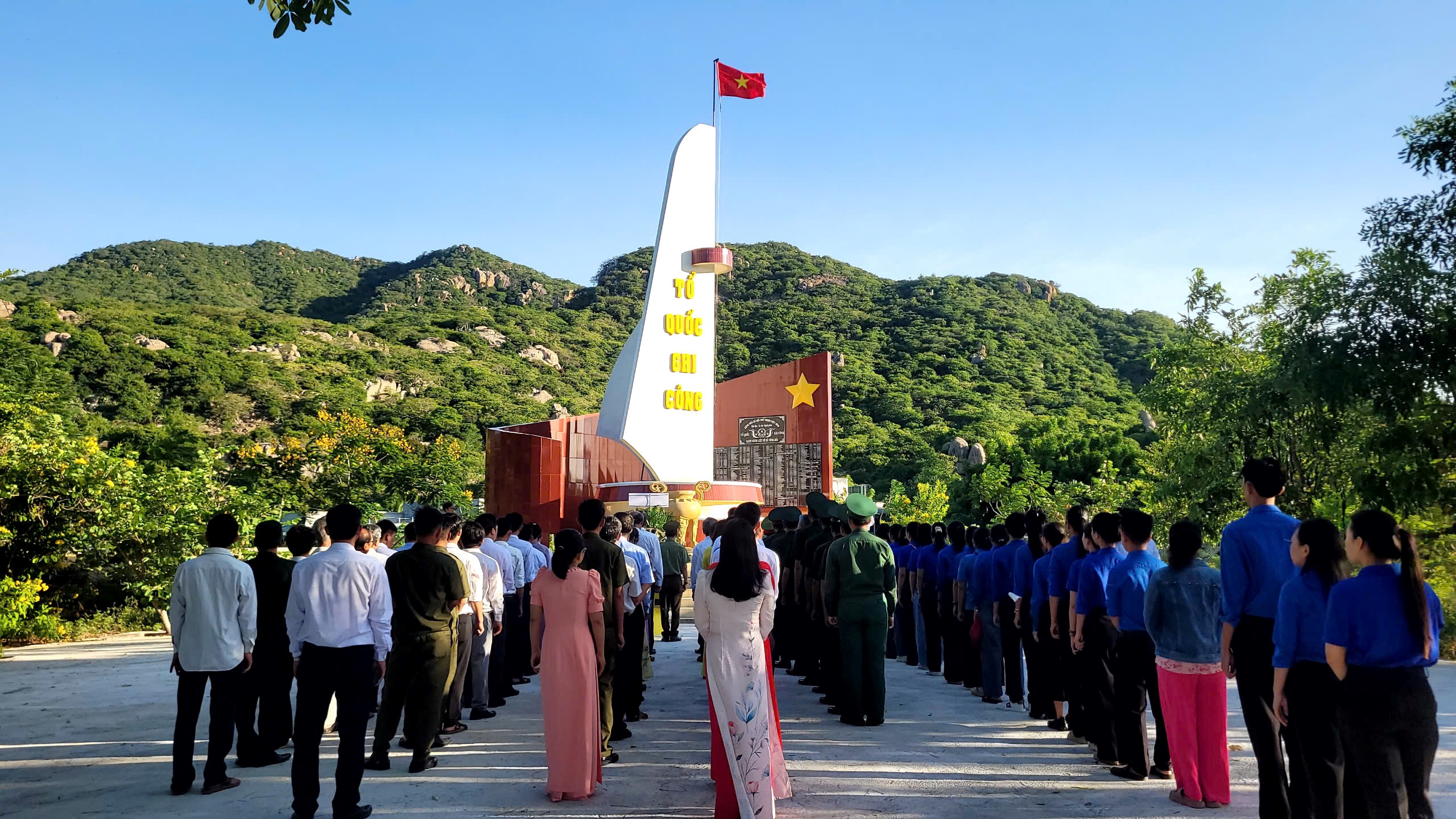 Công an xã Vĩnh Hải viến đài tưởng niệm các anh hùng liệt sĩ nhân kỷ niệm 79 năm Ngày thương binh - liệt sĩ (27/7/1947 - 27/7/2026)