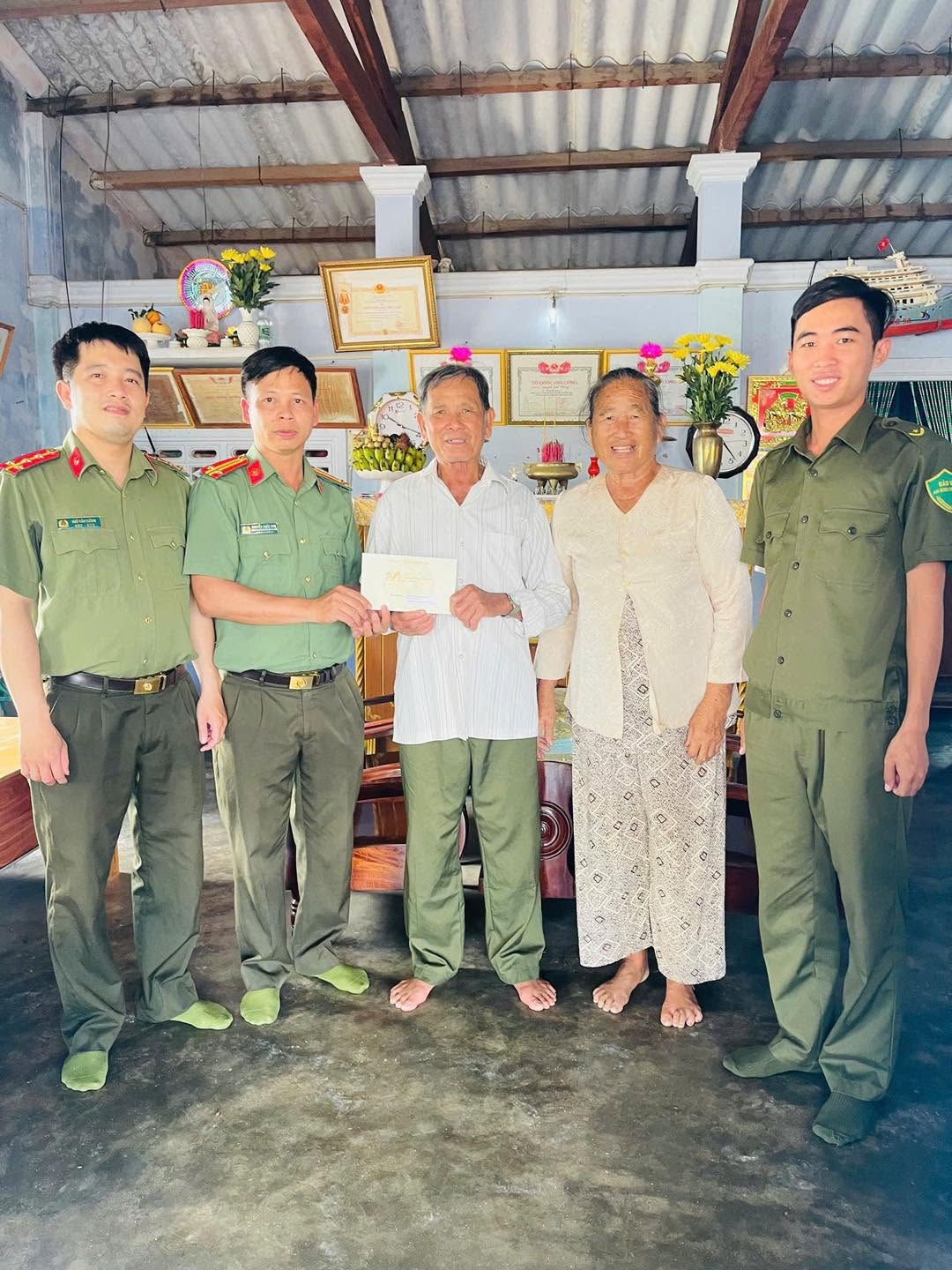 Công an xã Vĩnh Hải thăm hỏi, tặng quà thân nhân liệt sĩ nhân kỷ niệm 79 năm Ngày Thương binh - Liệt sĩ (27/7/1947 - 27/7/2026).