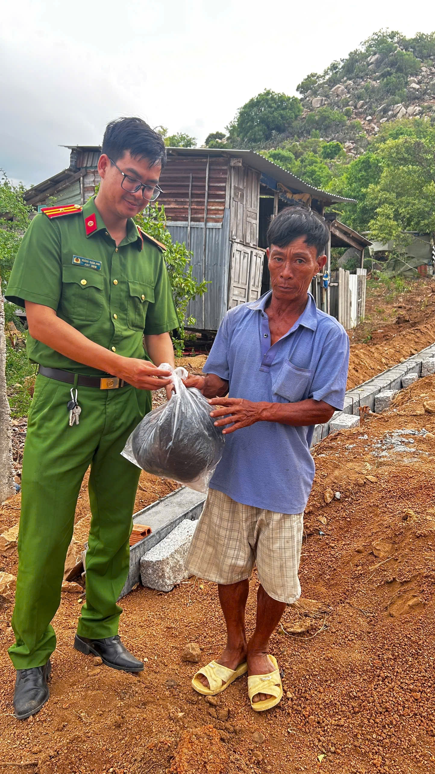 Công an xã Vĩnh Hải tiếp nhận lưới đánh bắt chim do công dân tự nguyện giao nộp