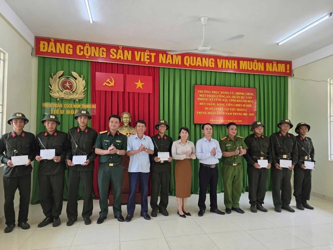 Xã Vĩnh Hải tổ chức thăm, động viên chiến sĩ thực hiện nghĩa vụ tham gia Công an nhân dân năm 2026
