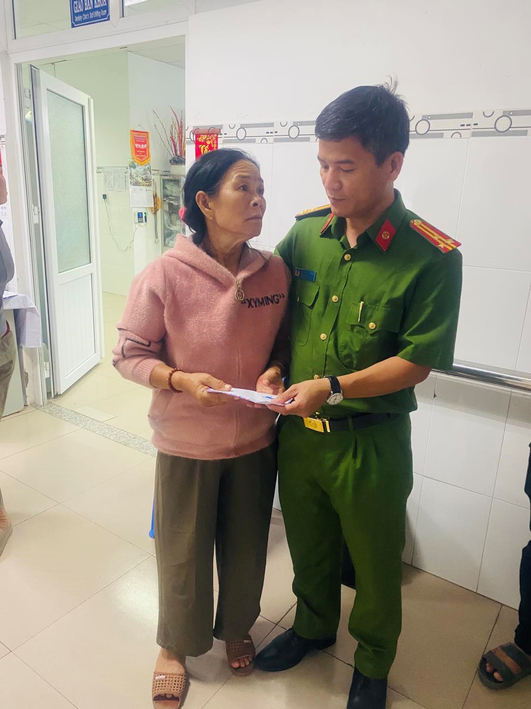 Thăm hỏi, động viên lực lượng tham gia bảo vệ ANTT ở cơ sở bị thương khi làm nhiệm vụ
