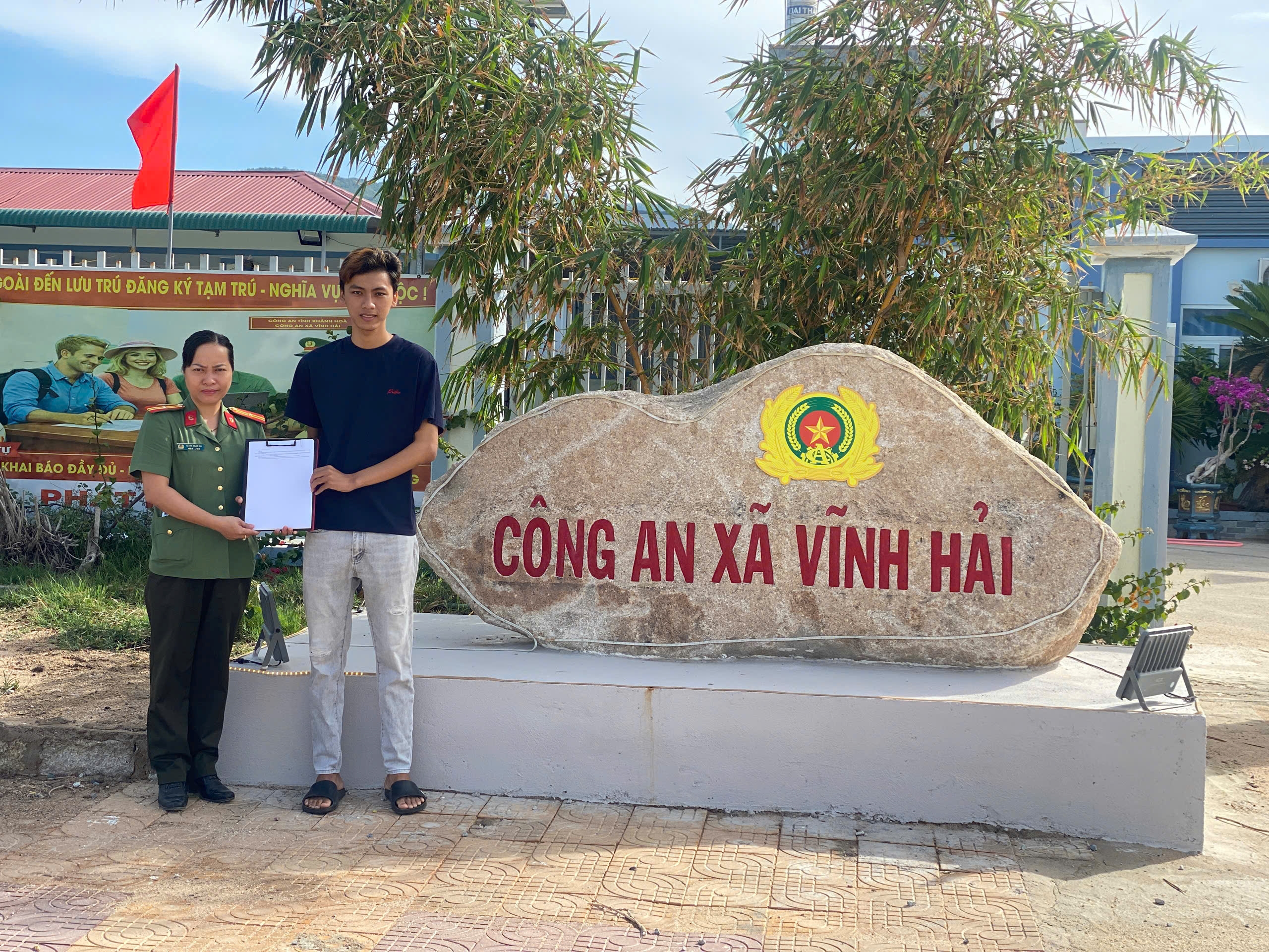 Công an xã Vĩnh Hải tiếp nhận 02 công dân tự nguyện đăng ký thực hiện nghĩa vụ tham gia Công an nhân dân năm 2027.