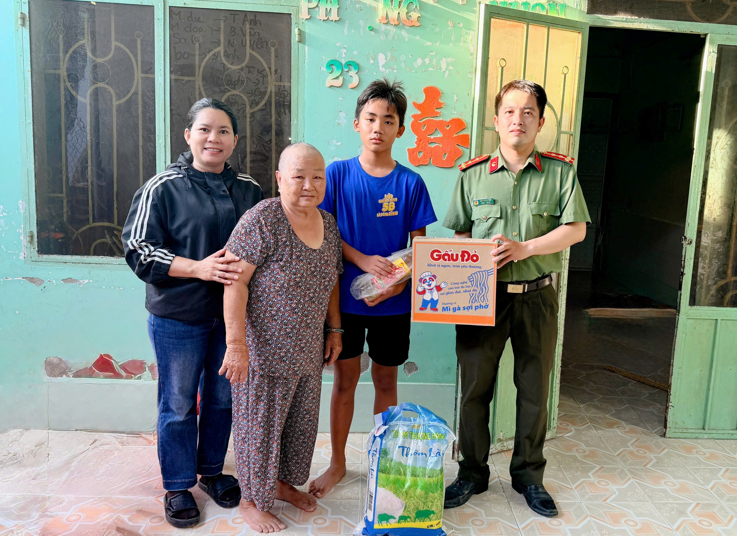 Công an xã Vĩnh Hải thăm hỏi, trao quà động viên các em học sinh mồ côi, có hoàn cảnh khó khăn