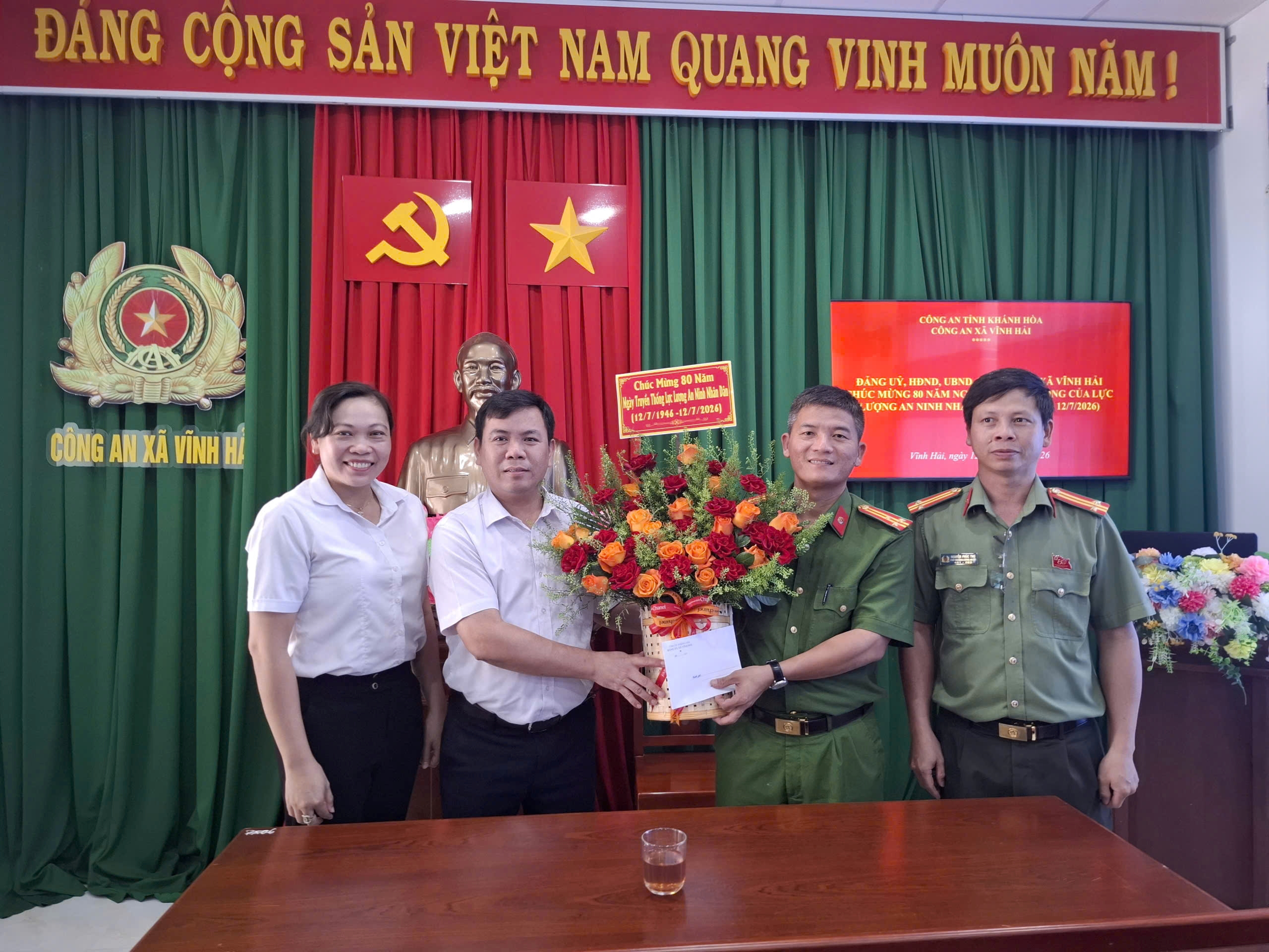 Đoàn Thường trực Đảng ủy, HĐND, UBND, Ủy ban MTTQ Việt Nam xã Vĩnh Hải đến thăm, tặng hoa nhân kỷ niệm 80 năm Ngày truyền thống Lực lượng An ninh nhân dân