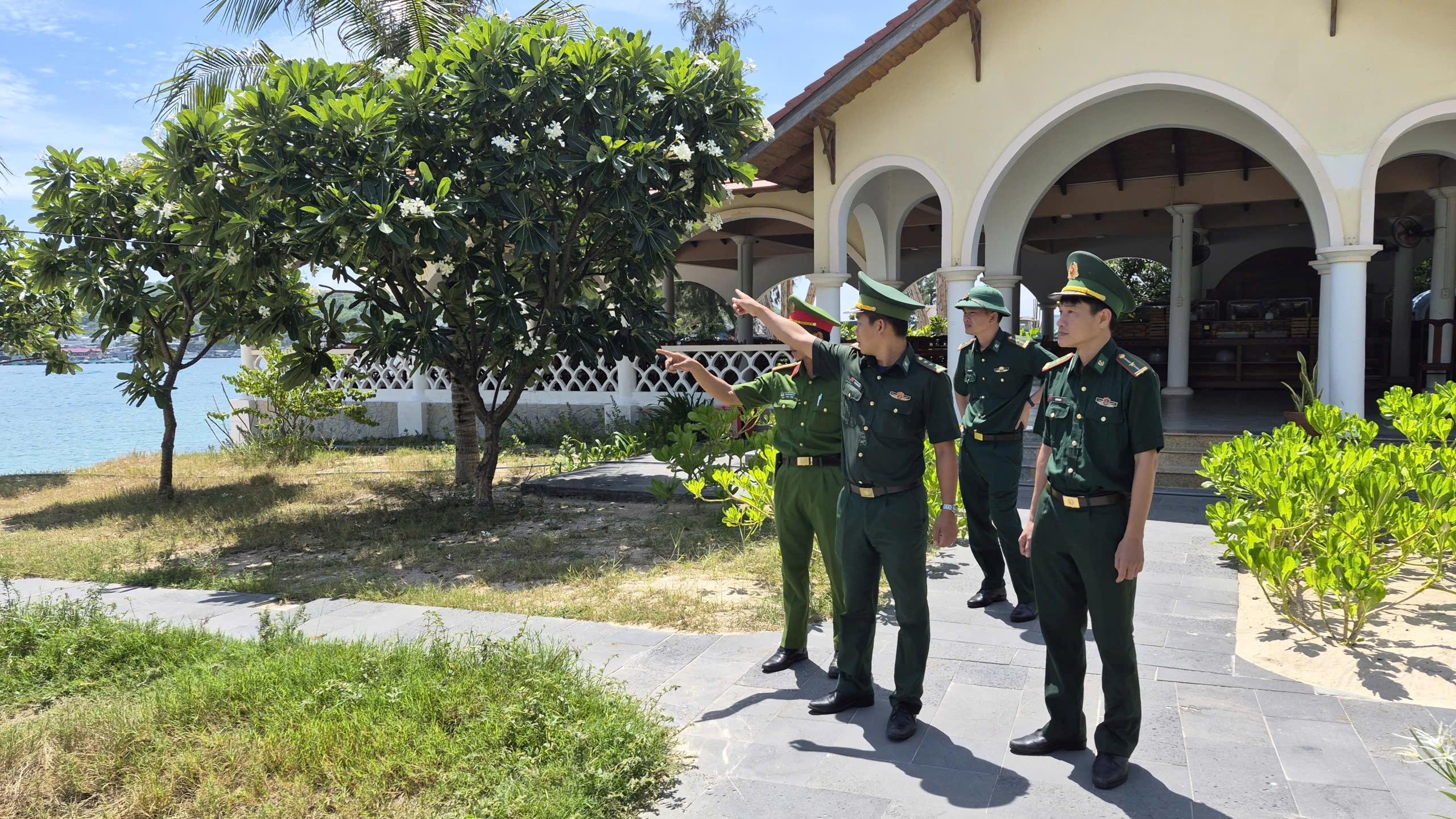 Công an xã Vĩnh Hải phối hợp với Trạm Biên Phòng Bãi Kinh và Đội Biên phòng Vĩnh Hy phối hợp tuần tra, đảm bảo ANTT khu vực Bãi Kinh và địa bàn giáp ranh