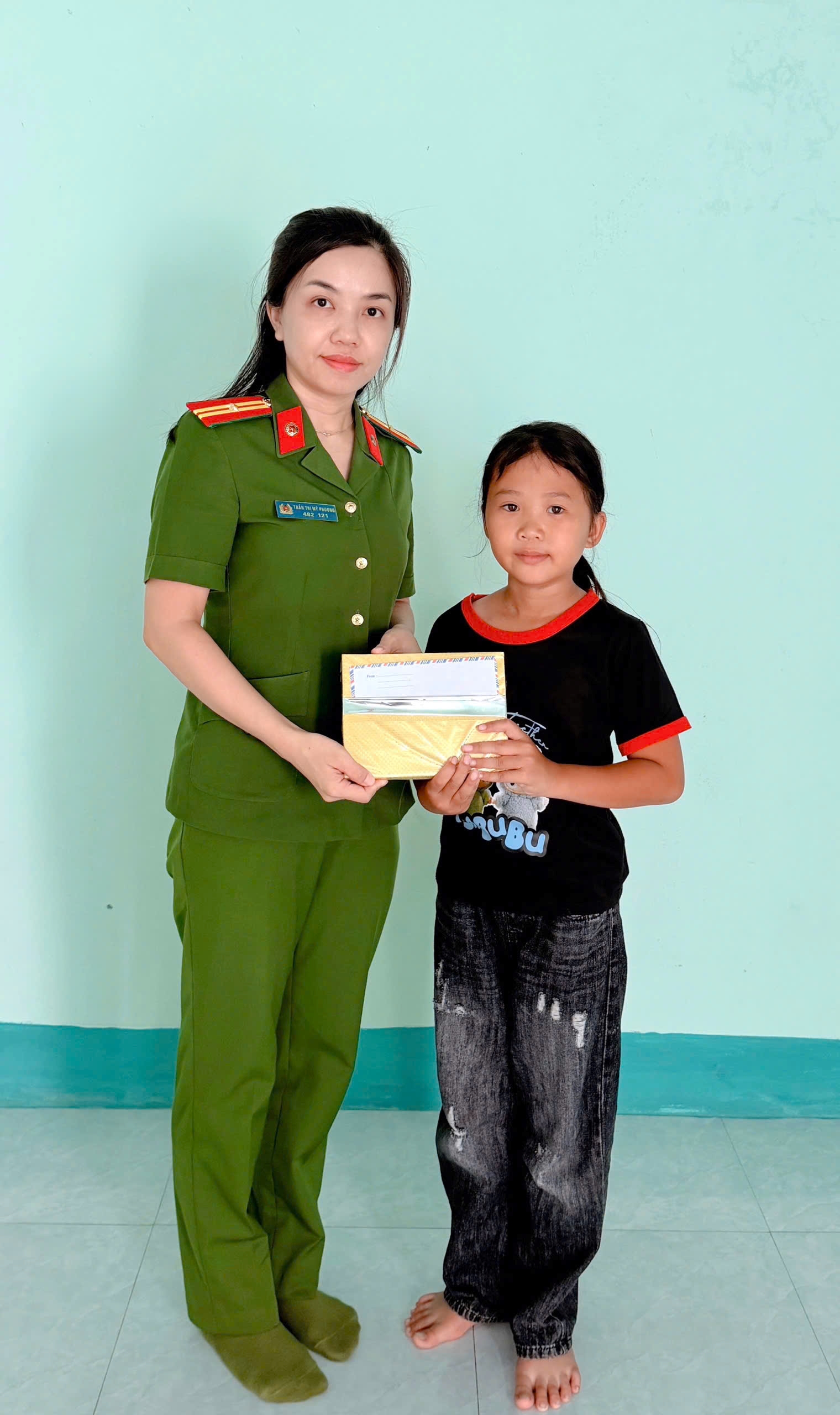 Công an xã Vĩnh Hải tặng quà khích lệ tinh thần học tập cho 02 em học sinh trong mô hình “Điểm tựa cho em vững bước đến trường”