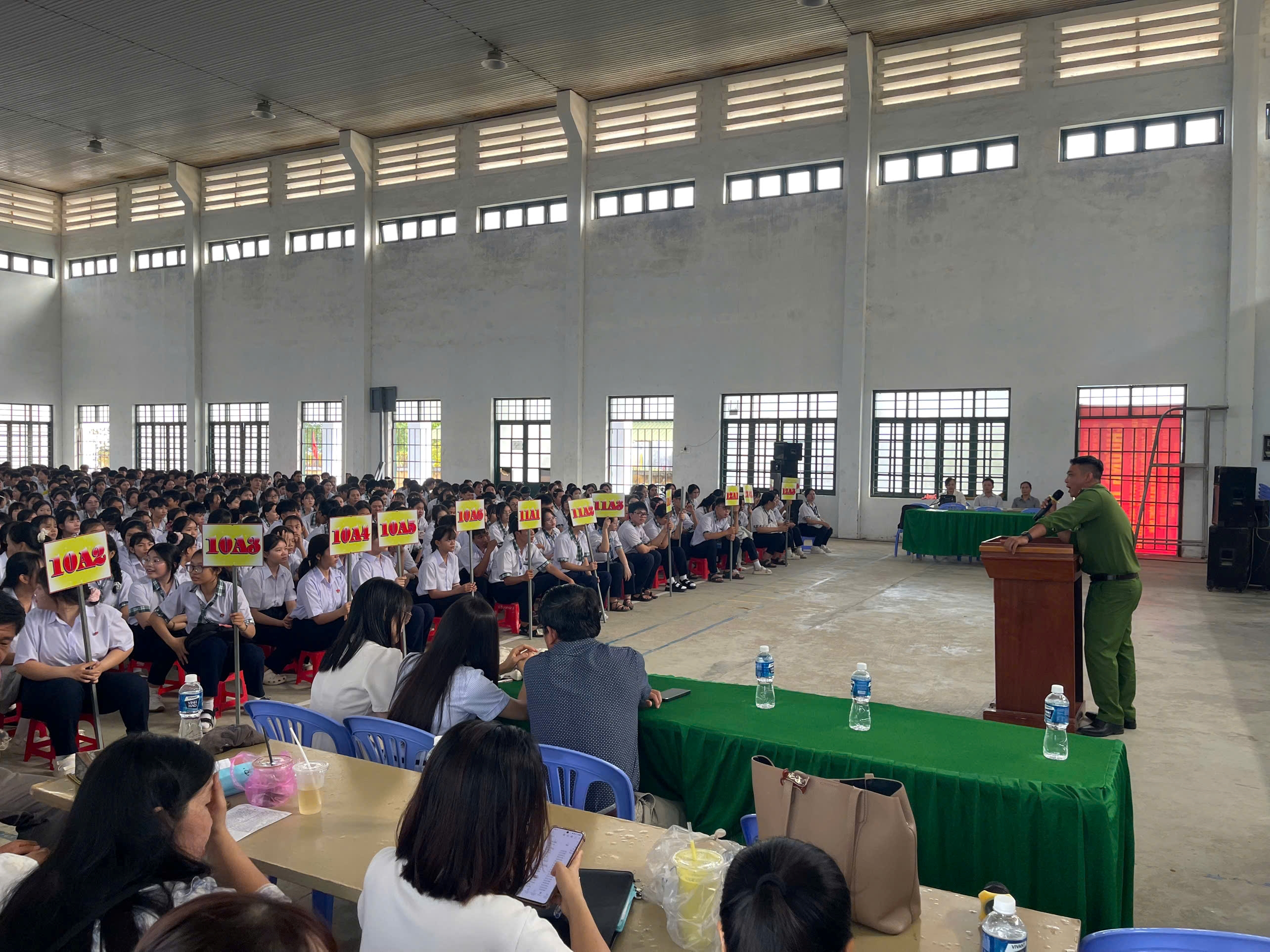 Công an xã Vĩnh Hải phối hợp với trường THPT Phan Chu Trinh tuyên truyền pháp luật về an toàn giao thông cho học sinh