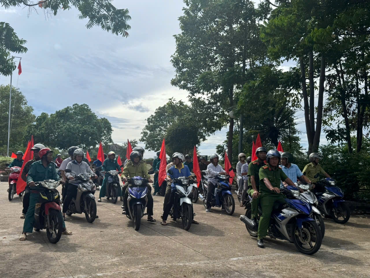 Công an xã Vĩnh Hải phối hợp tuyên truyền về quản lý, bảo vệ rừng và phòng, chống cháy rừng