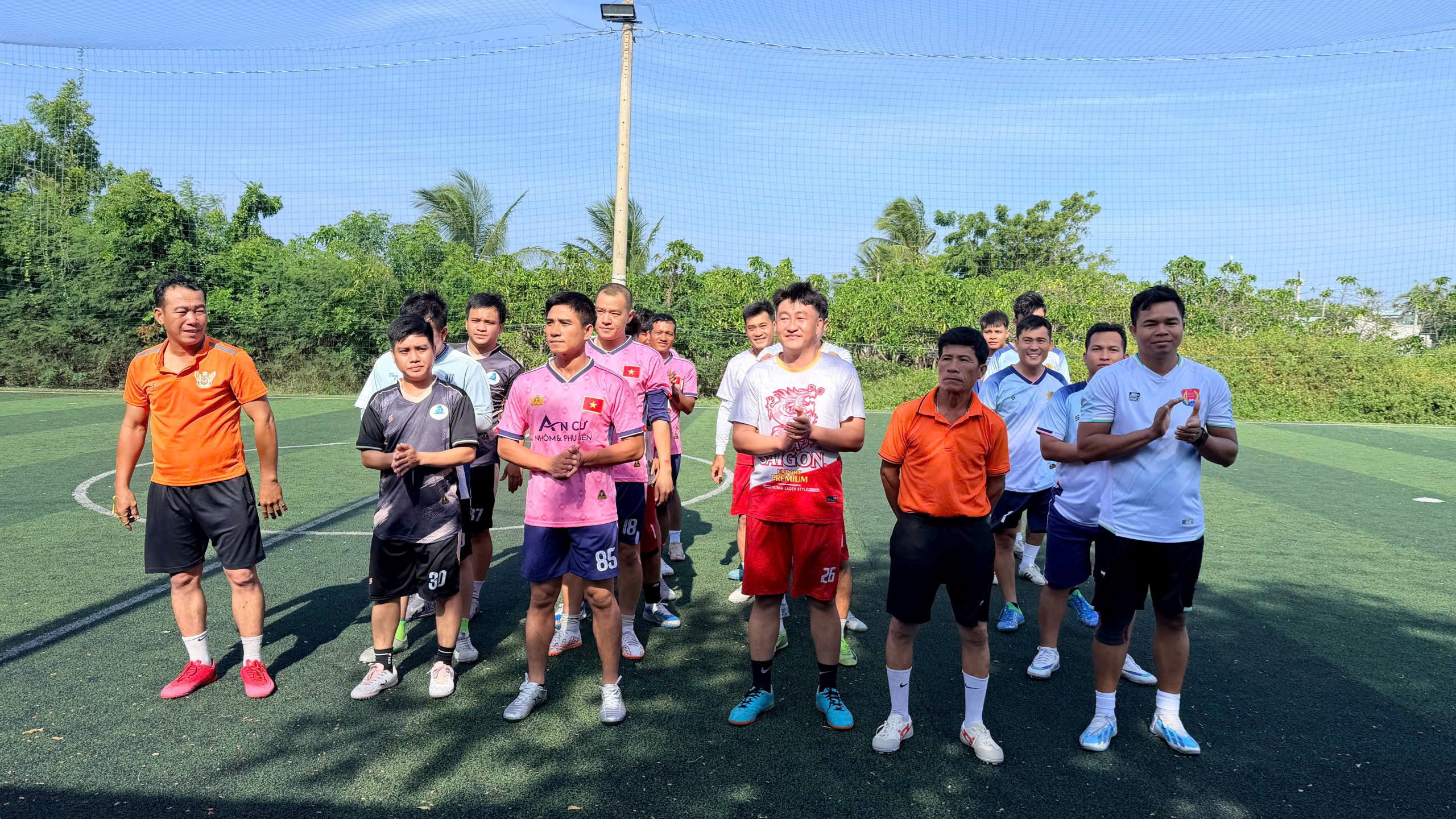 Công an xã Vĩnh Hải tổ chức giải giao lưu bóng đá chào mừng 64 năm Ngày truyền thống lực lượng Cảnh sát nhân dân