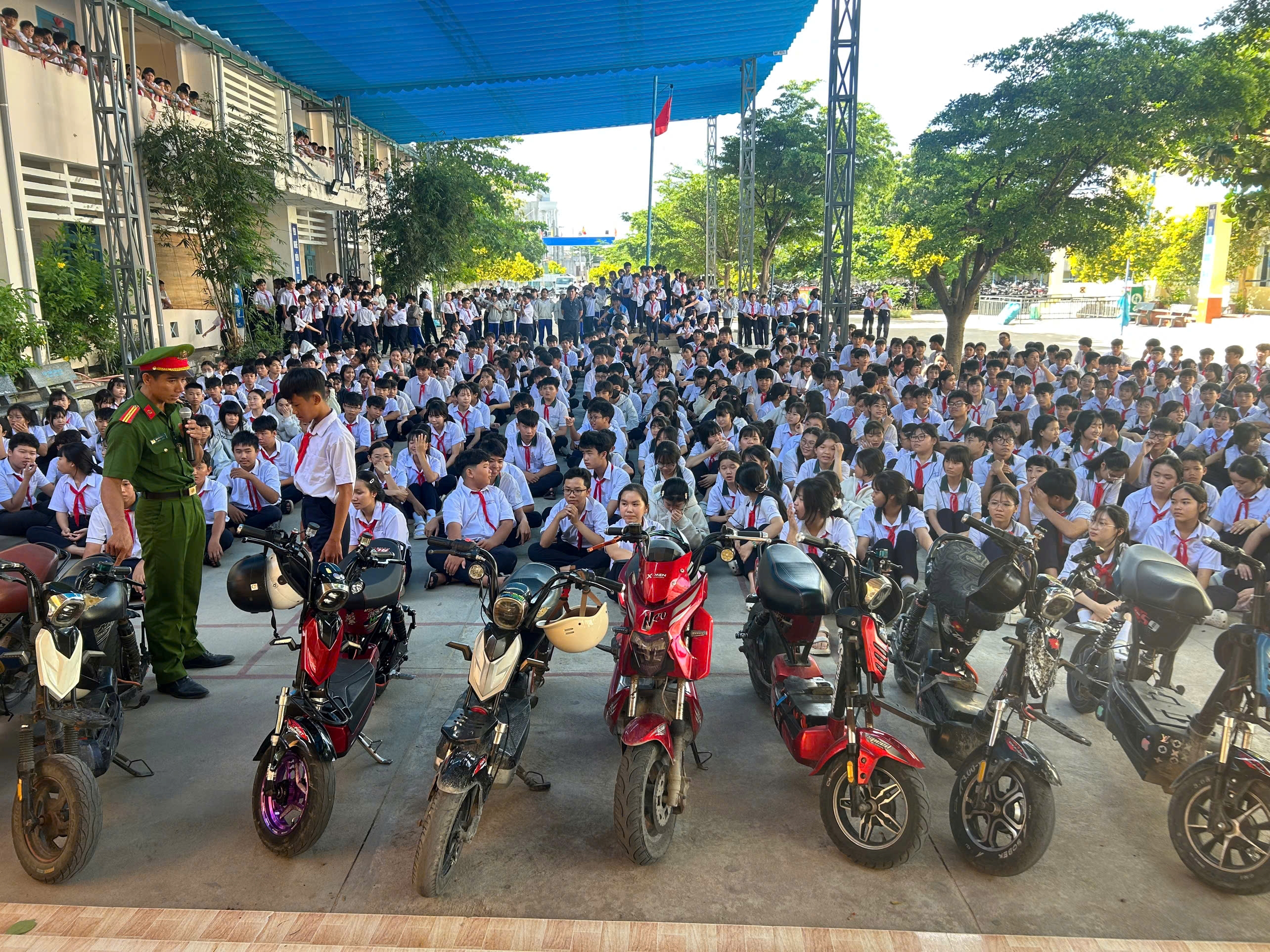 Công an xã Vĩnh Hải tuyên truyền, phổ biến, giáo dục pháp luật trong trường học
