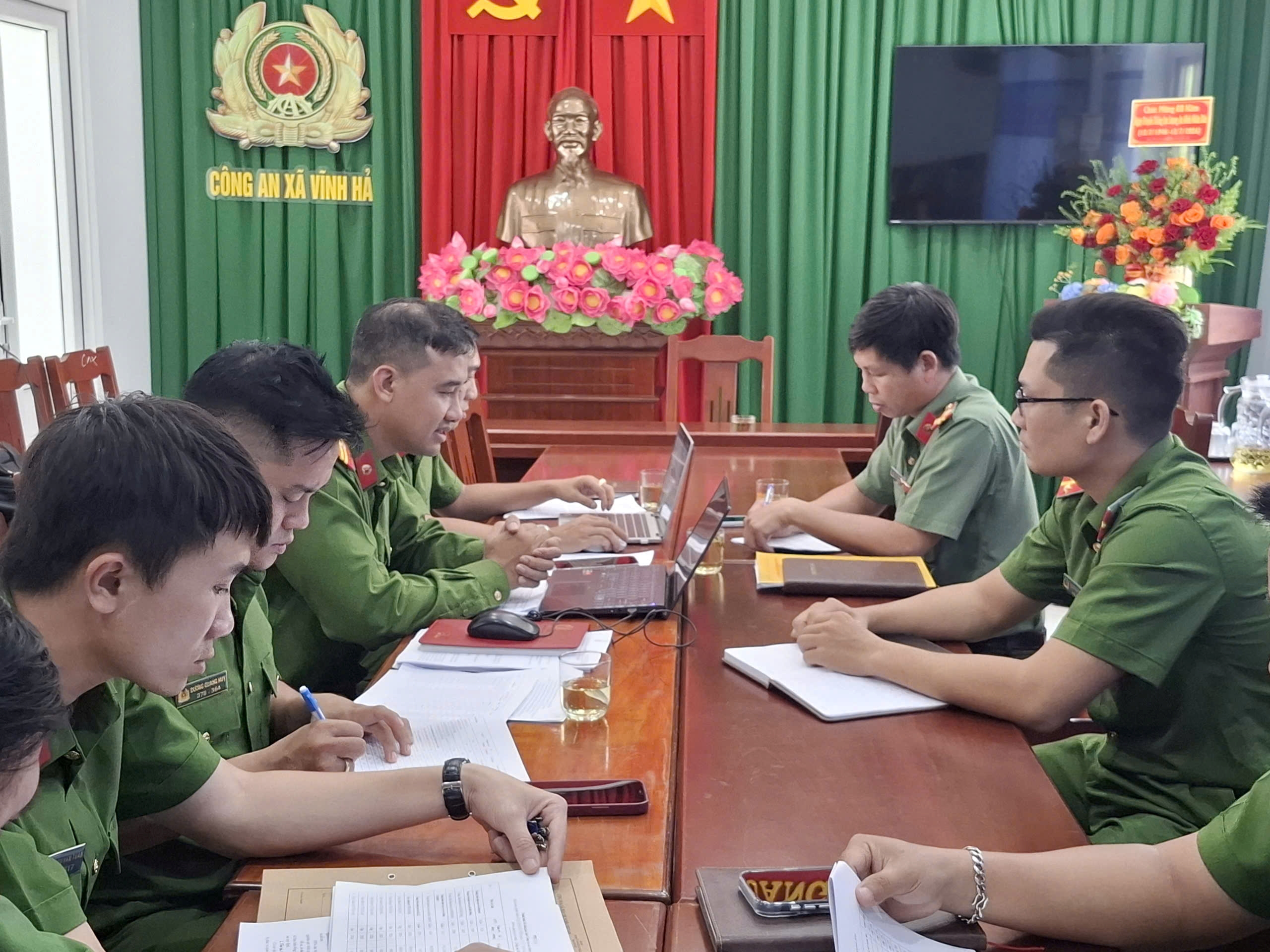 Công an xã Vĩnh Hải phục vụ công tác kiểm tra định kỳ về quản lý, sử dụng vũ khí, công cụ hỗ trợ