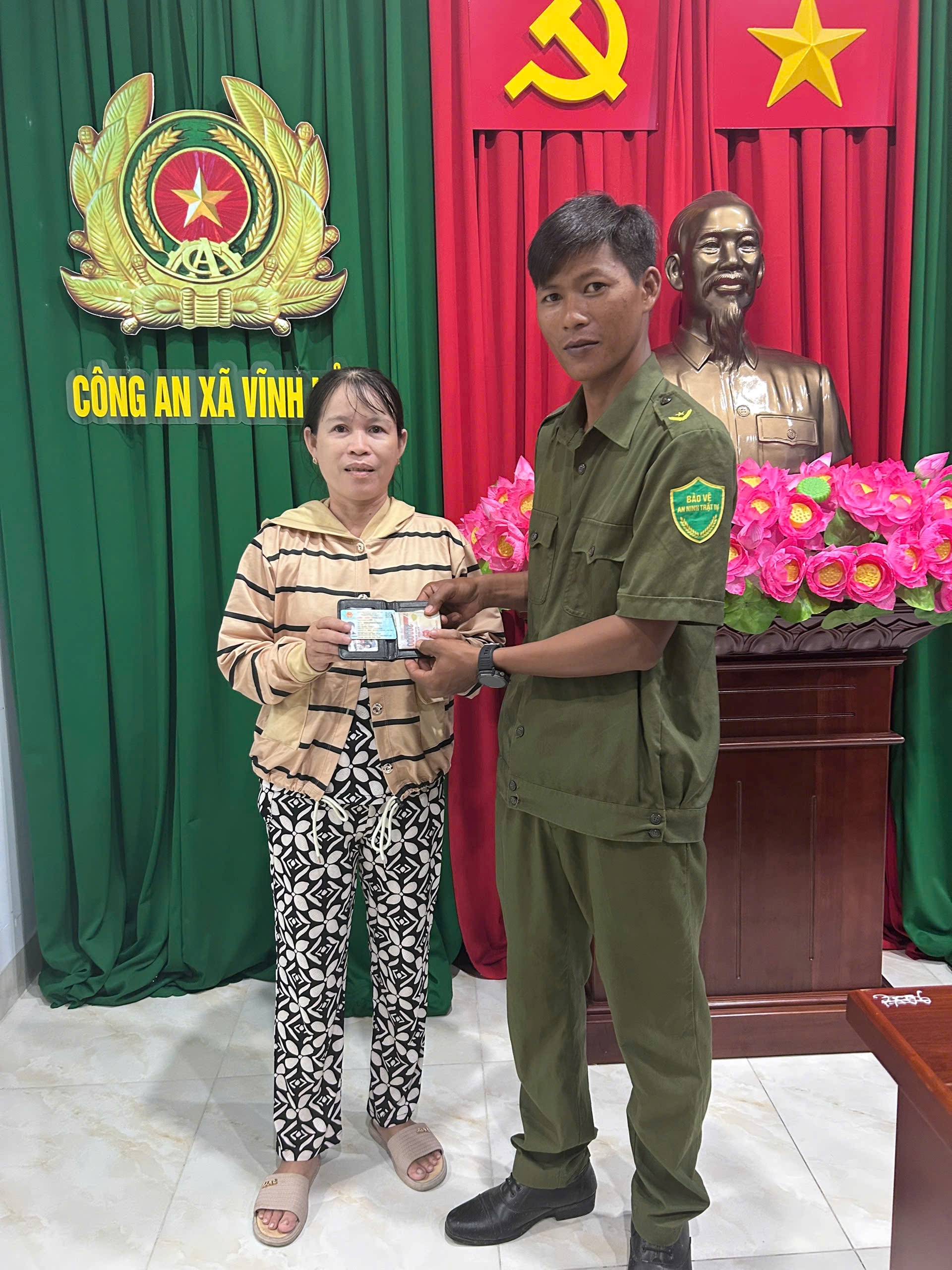 Lan tỏa hành động đẹp: Bốn em học sinh giao nộp ví tiền nhặt được cho Công an xã Vĩnh Hải để trao trả người đánh rơi