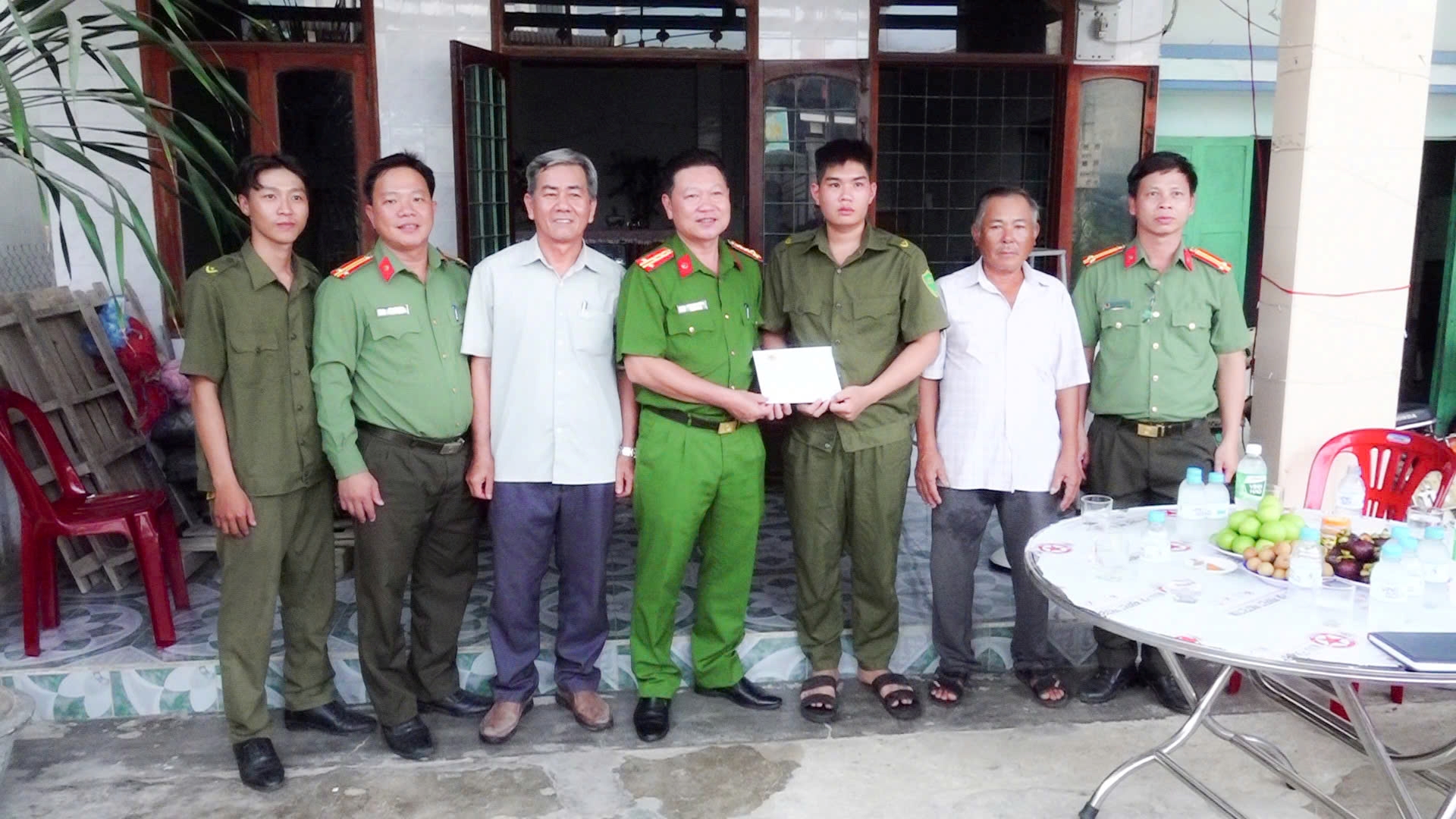 Lãnh đạo Công an tỉnh thăm, tặng quà cho thành viên lực lượng tham gia bảo vệ an ninh, trật tự ở cơ sở bị tai nạn trong quá trình làm nhiệm vụ