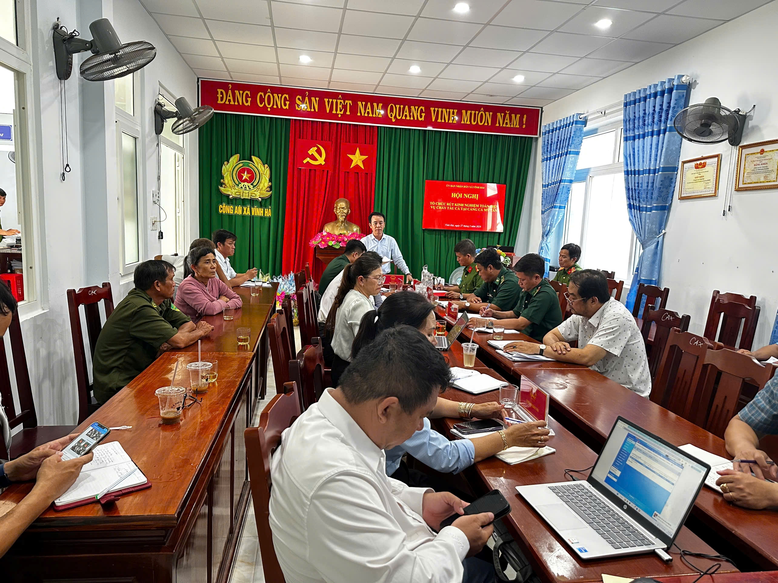 Hội nghị rút kinh nghiệm toàn diện vụ cháy tàu cá tại cảng cá Mỹ Tân, xã Vĩnh Hải