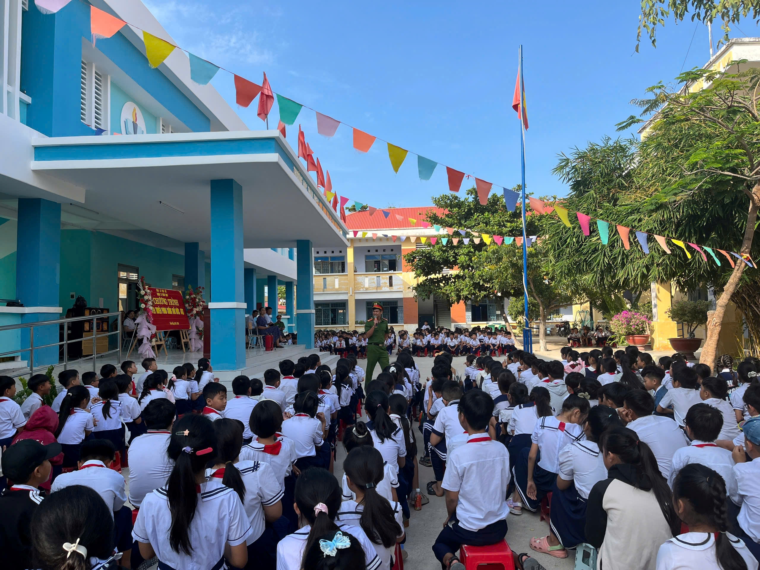 Công an xã Vĩnh Hải phối hợp tổ chức tuyên truyền pháp luật tại Trường Tiểu học Khánh Nhơn.
