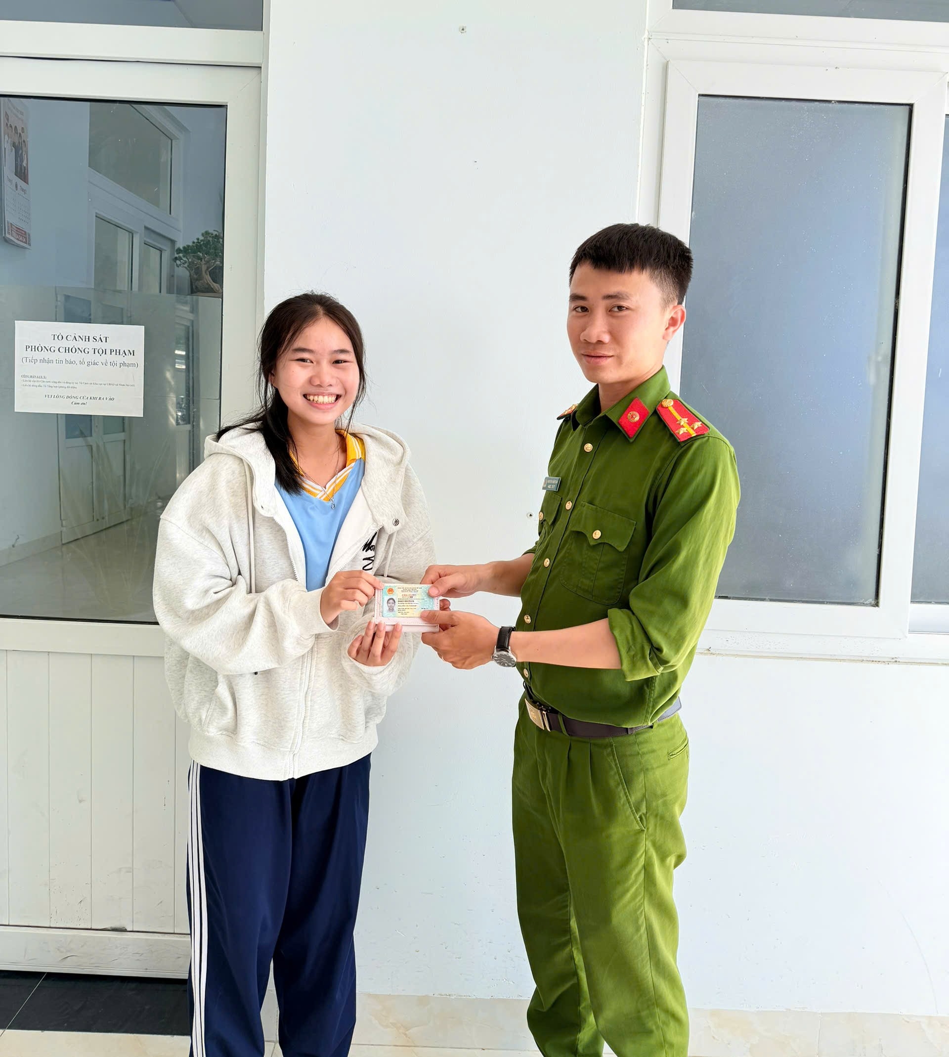 Trao trả lại tài sản bị đánh rơi cho em học sinh trường Phan Chu Chinh