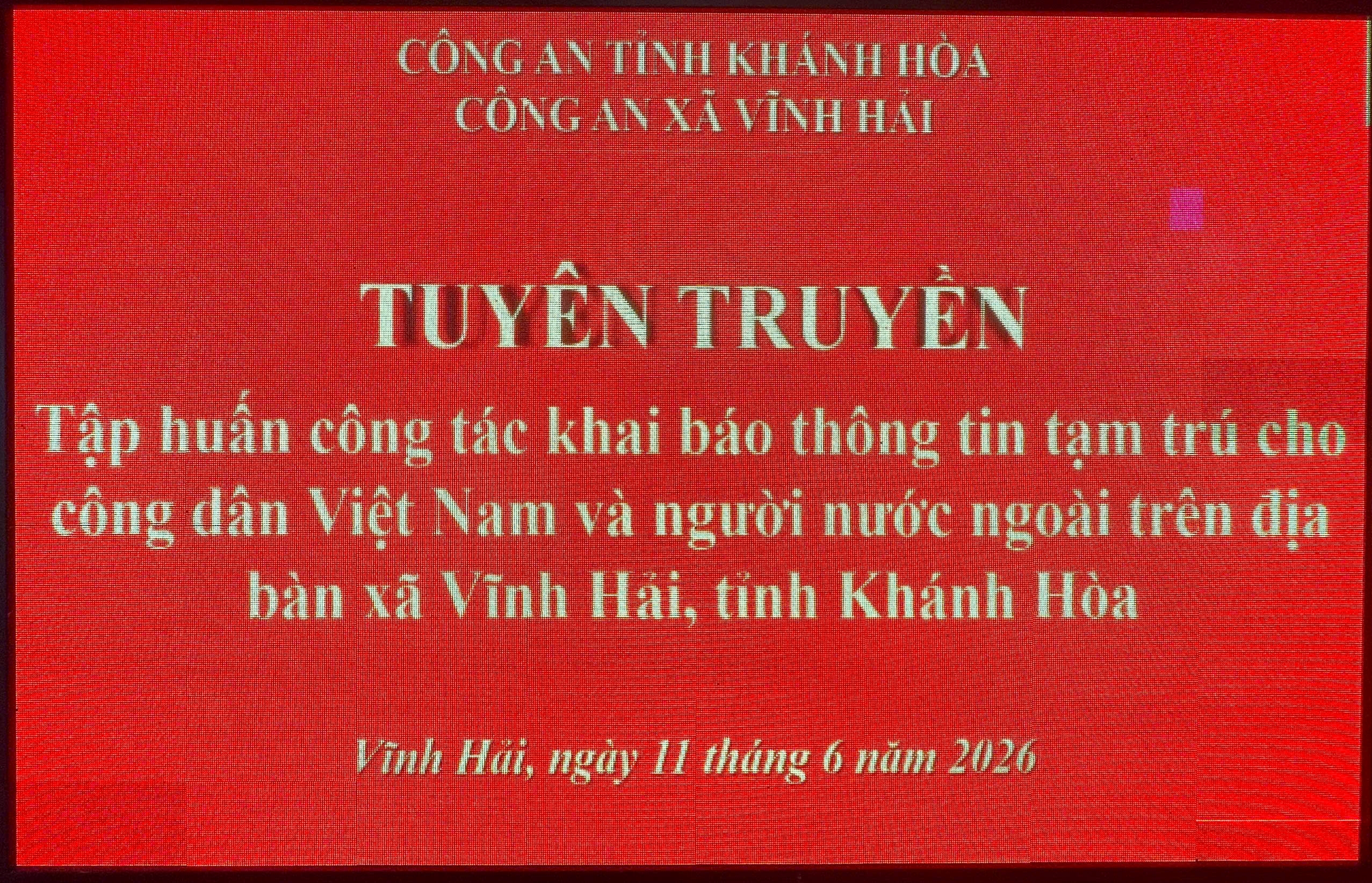 Công an xã Vĩnh Hải tuyên truyền và hướng dẫn các cơ sở lưu trú trên địa bàn đăng ký, sử dụng hệ thống khai báo lưu trú điện tử mới