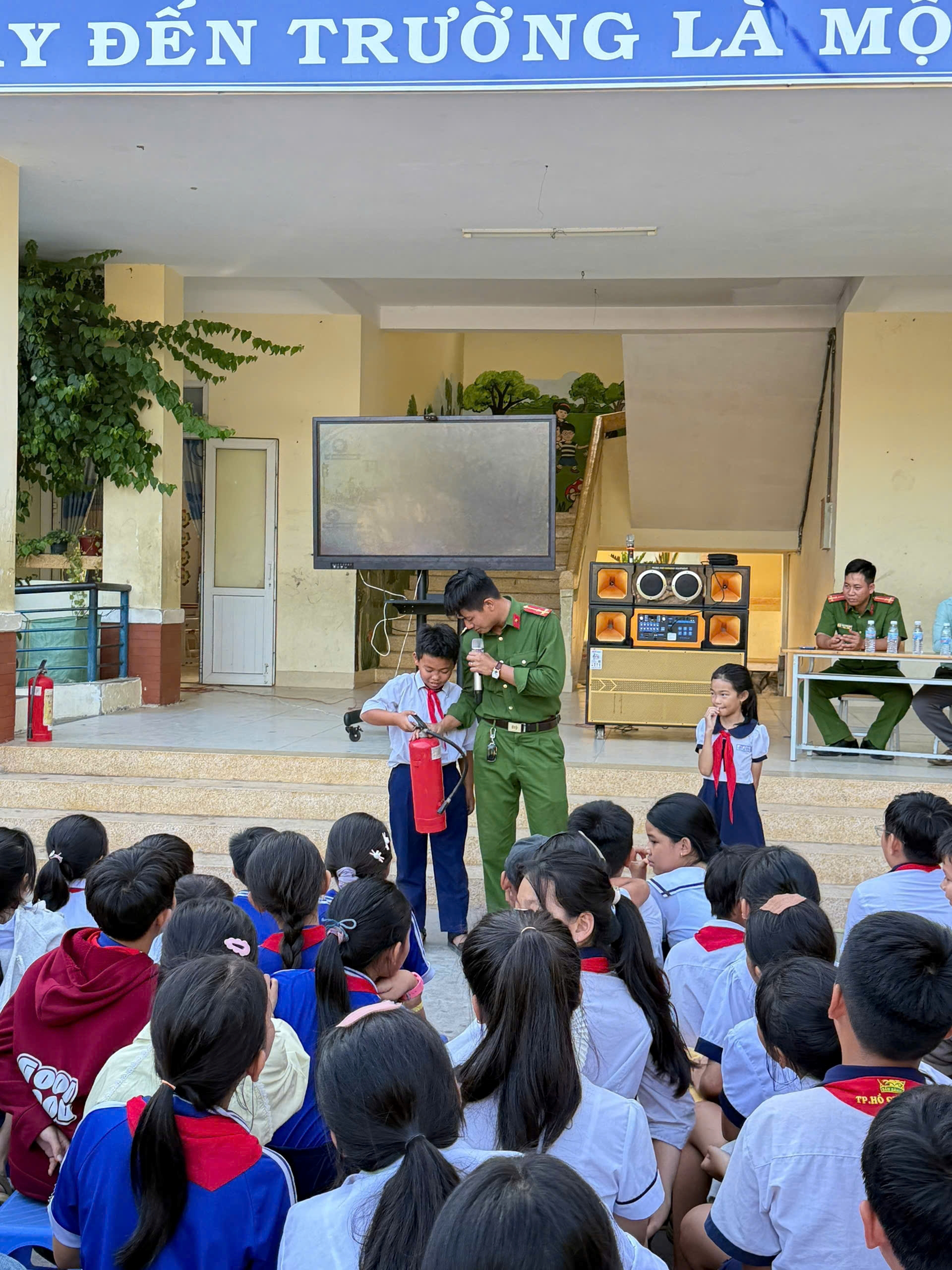 Công an xã Vĩnh Hải Tuyên truyền pháp luật về ATGT, PCCC và CNCH cho học sinh Trường Tiểu học Mỹ Tân