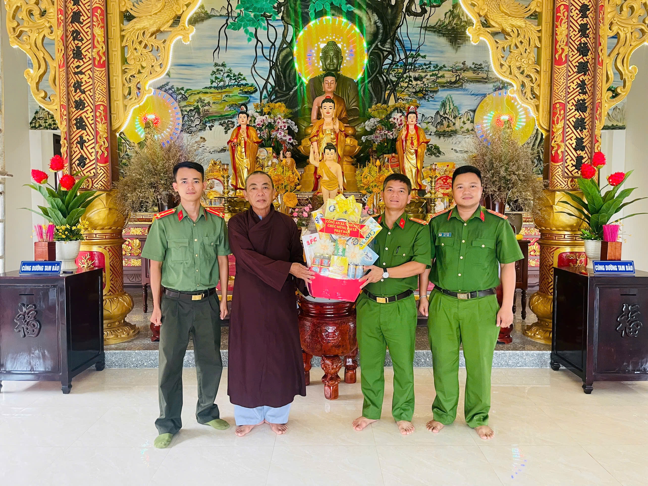 Công an xã Vĩnh Hải thăm, chúc mừng các cơ sở tôn giáo nhân dịp Đại Lễ Phật đản năm 2026
