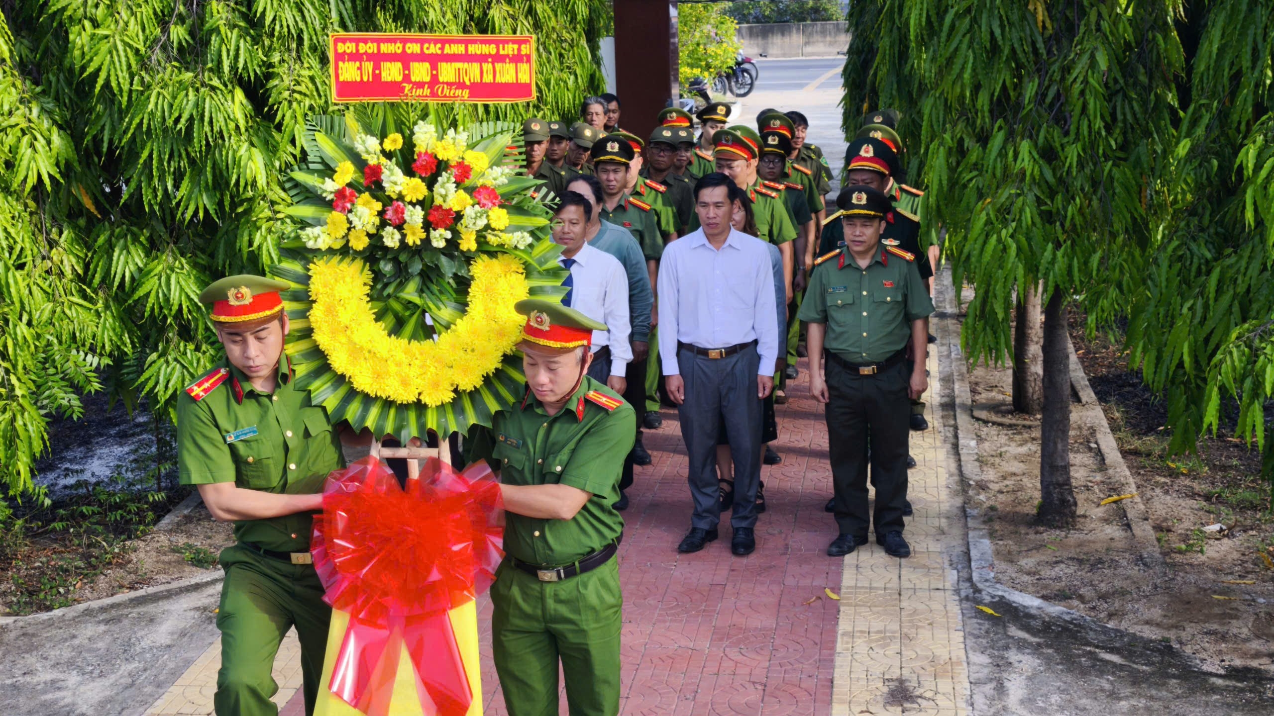 Công an xã Xuân Hải thành kính dâng hương, tưởng niệm các anh hùng liệt sĩ nhân kỷ niệm 79 năm Ngày Thương binh - Liệt sĩ