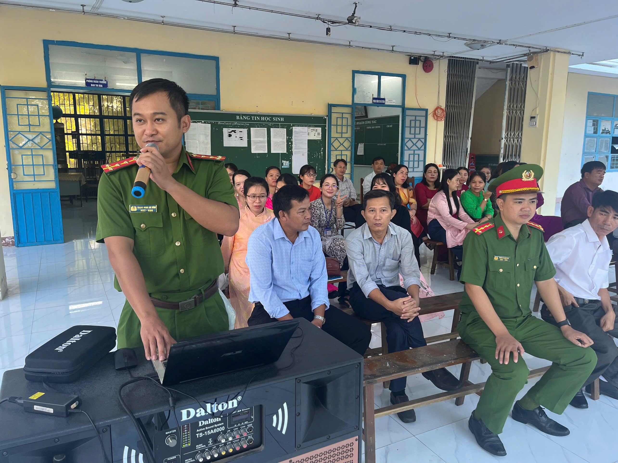 Công an xã Xuân Hải tổ chức tuyên truyền phòng, chống ma túy và trật tự an toàn giao thông trong học đường tại trường THPT Tôn Đức Thắng