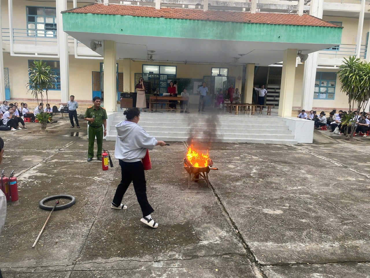 Công an xã Xuân Hải tuyên truyền, trải nghiệm thực hành PCCC và CNCH tại Trường THPT Tôn Đức Thắng