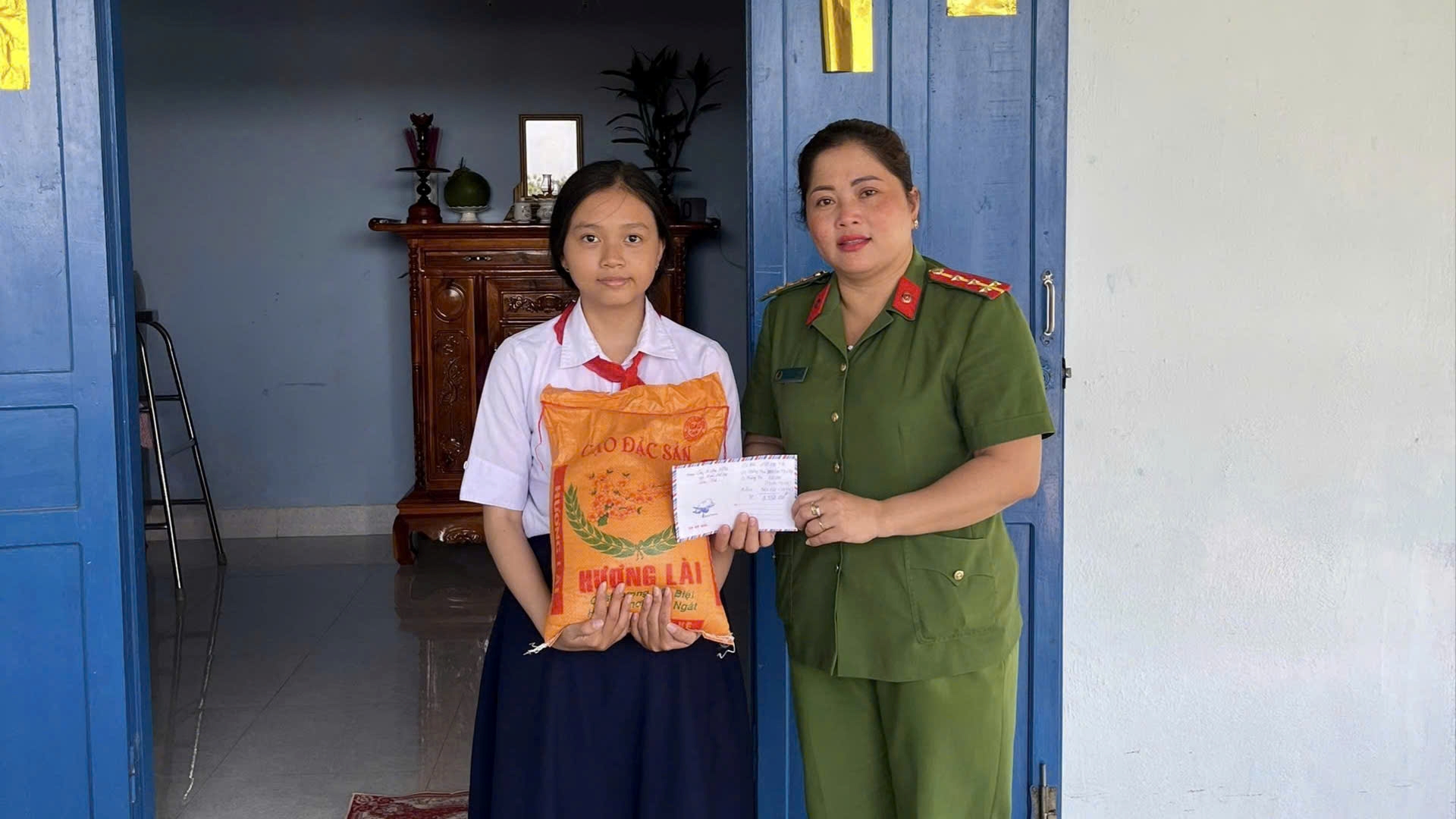 Ấm áp nghĩa tình từ Công an cơ sở – Tiếp thêm nghị lực cho học sinh nghèo vượt khó