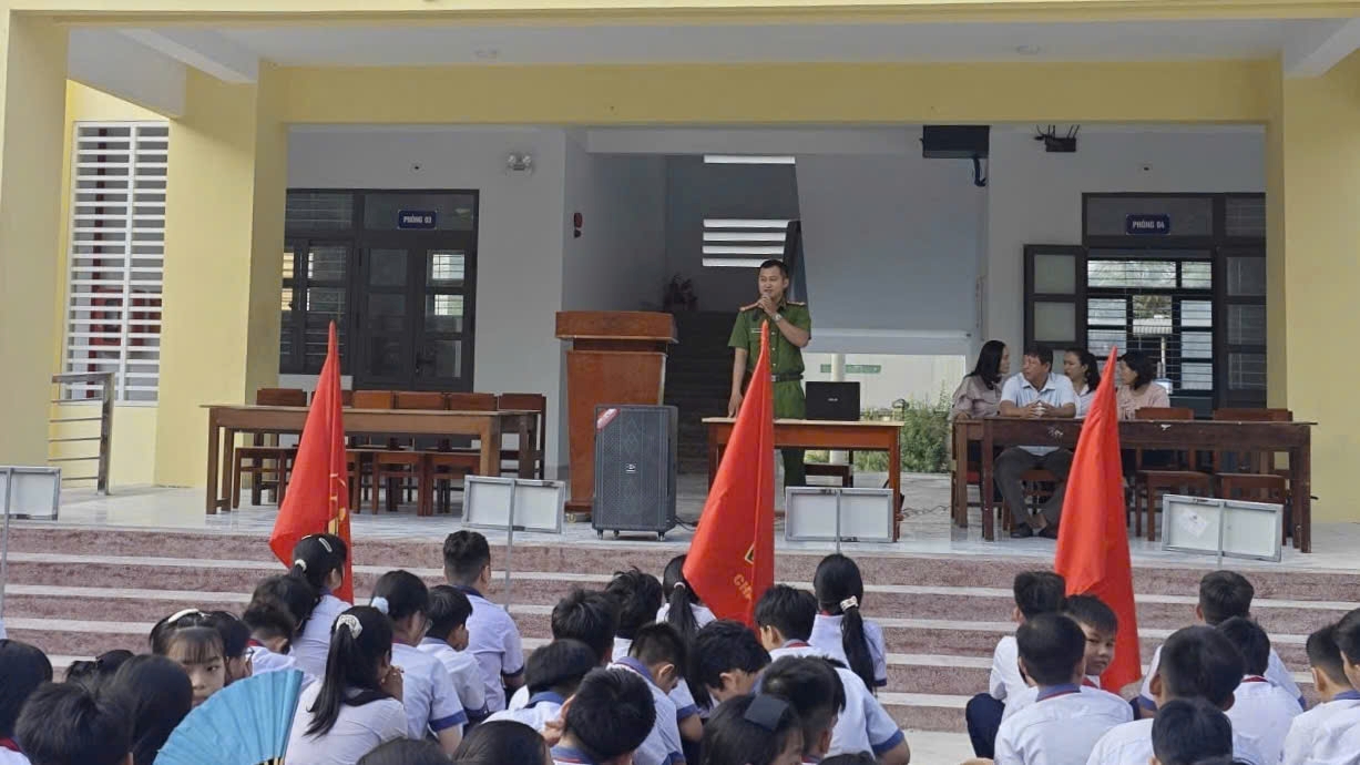 Công an xã Xuân Hải “phủ sóng” tuyên truyền, bảo vệ học sinh trước hiểm họa ma túy, bạo lực học đường