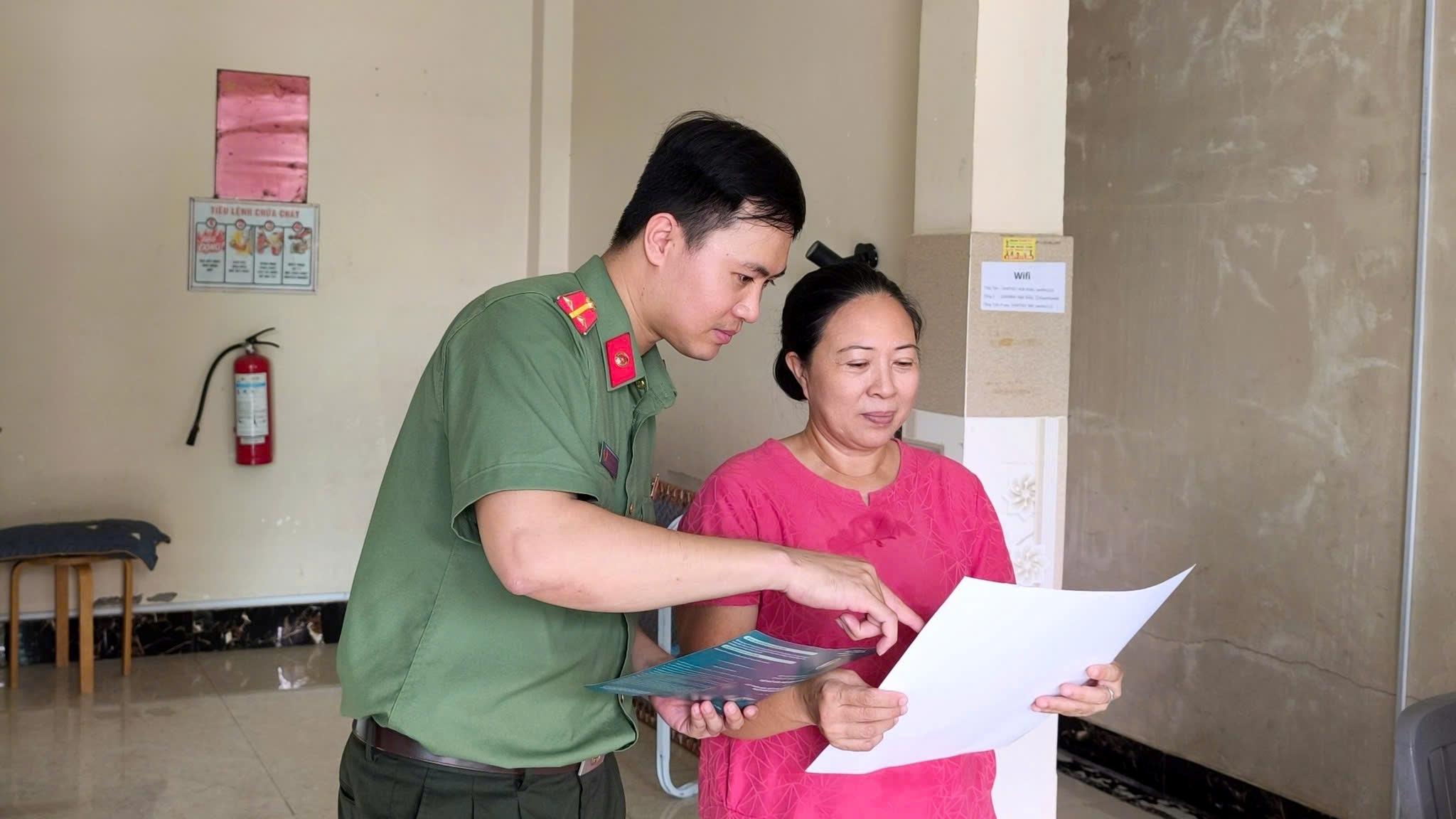 Công an xã Xuân Hải “Đi từng ngõ, gõ từng cơ sở” tuyên truyền khai báo tạm trú cho người nước ngoài