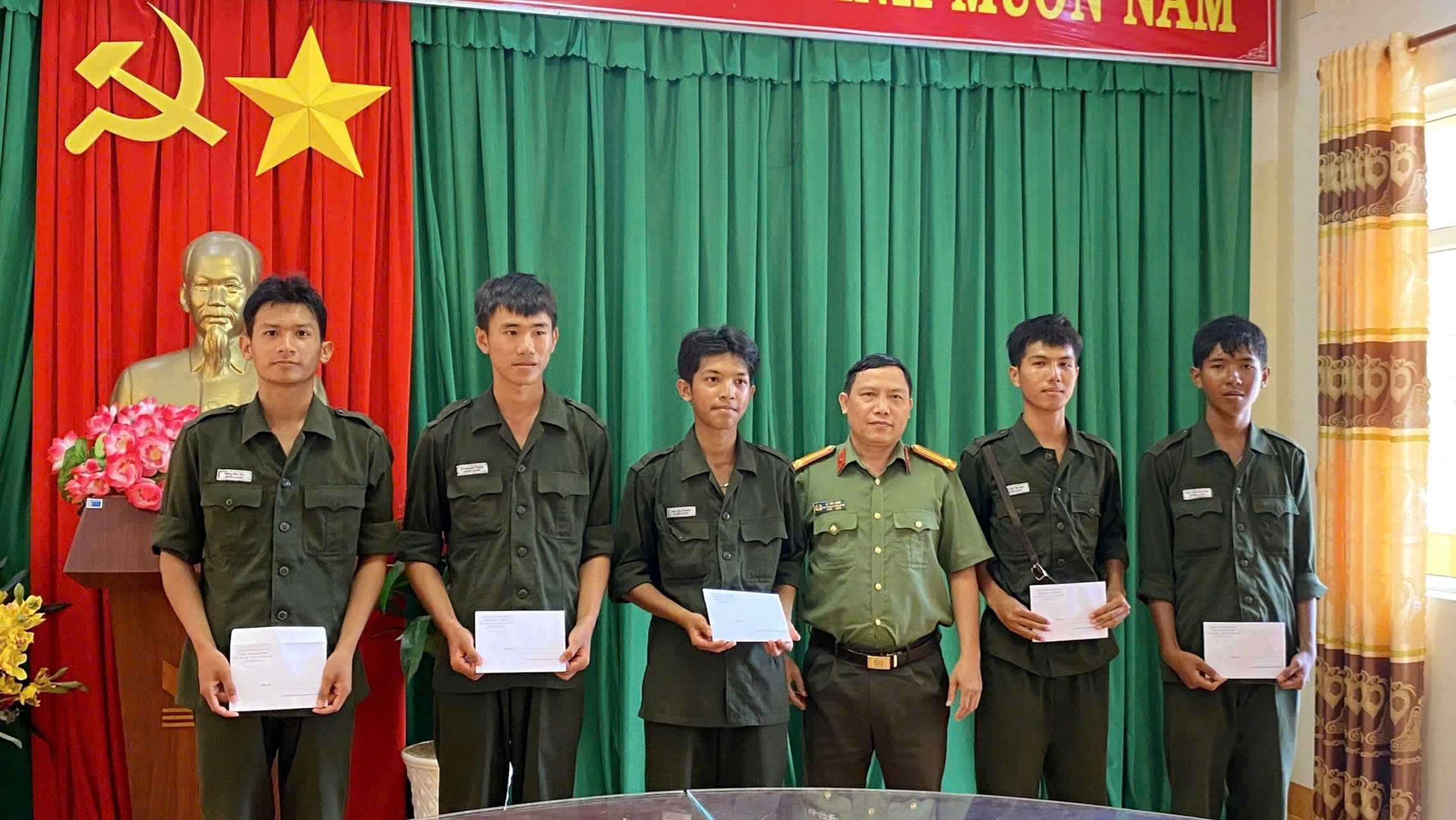 Công an xã Xuân Hải thăm, động viên chiến sĩ mới tại Trung tâm huấn luyện thuộc Cục Cảnh sát quản lý trại giam, cơ sở giáo dục bắt buộc, trường giáo dưỡng