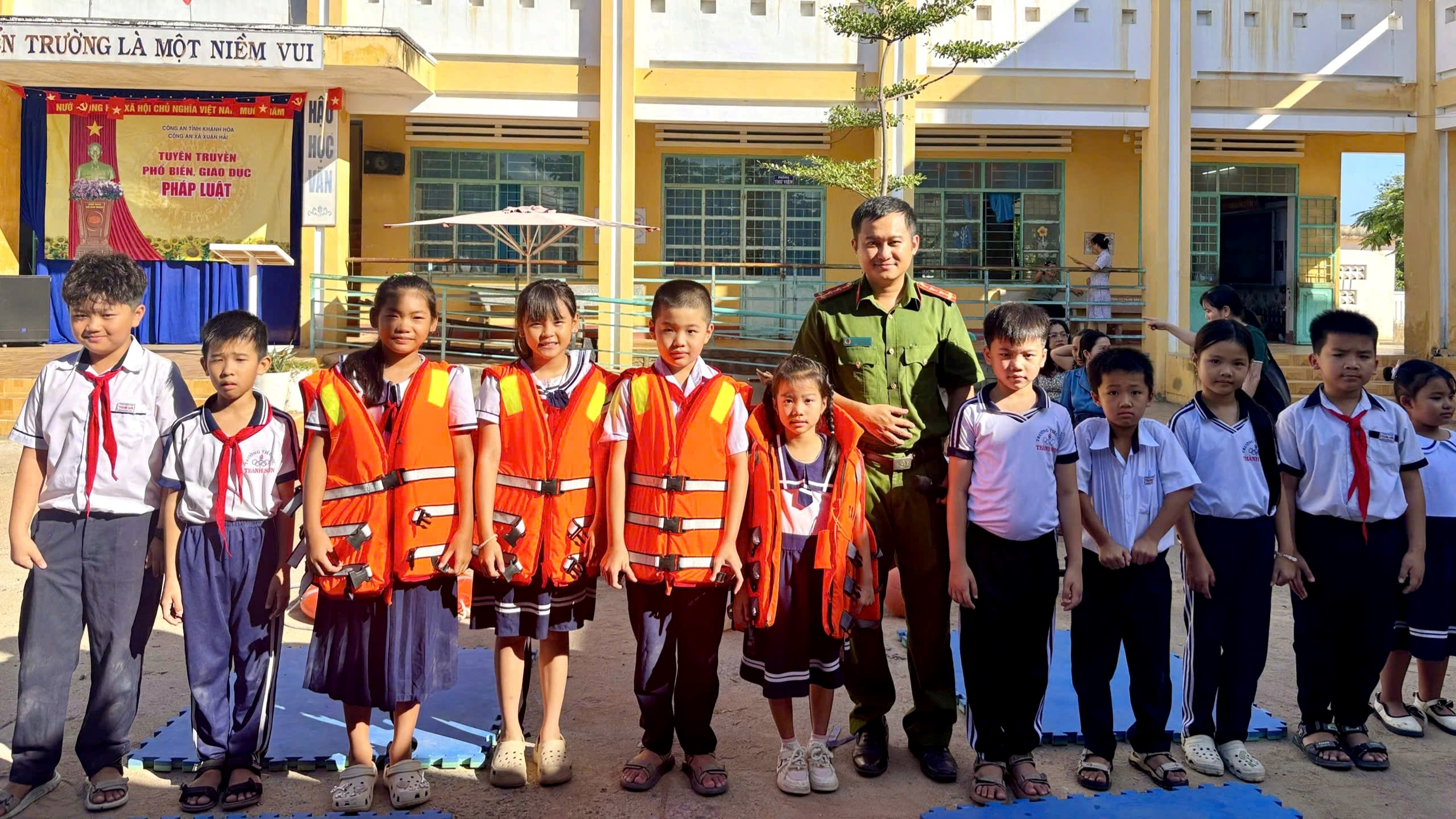 Công an xã Xuân Hải đồng hành cùng học sinh xây dựng mùa hè an toàn, không tai nạn đuối nước
