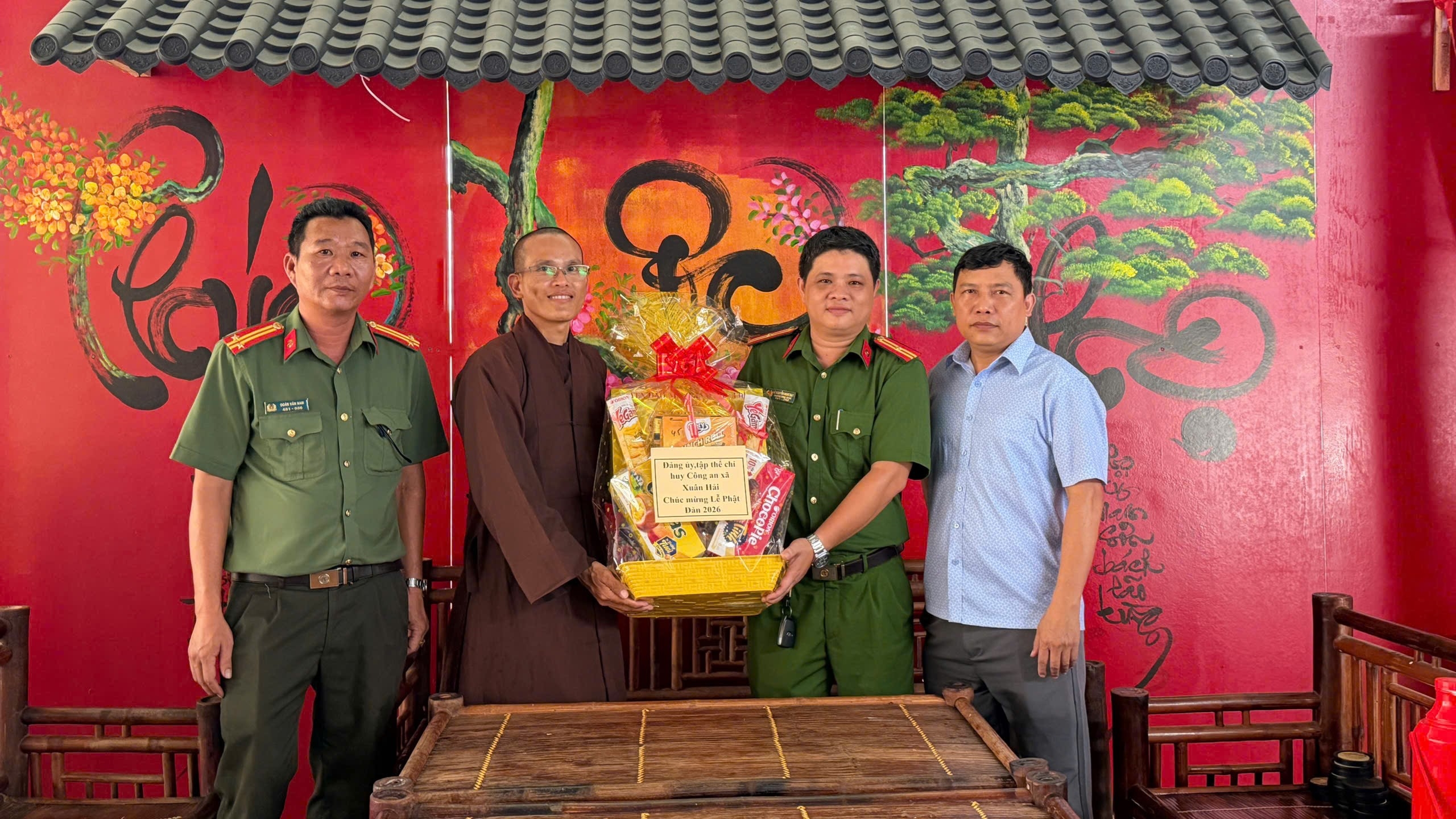 Công an xã Xuân Hải thăm hỏi, tặng quà các chùa nhân Đại lễ Phật đản Phật lịch 2570