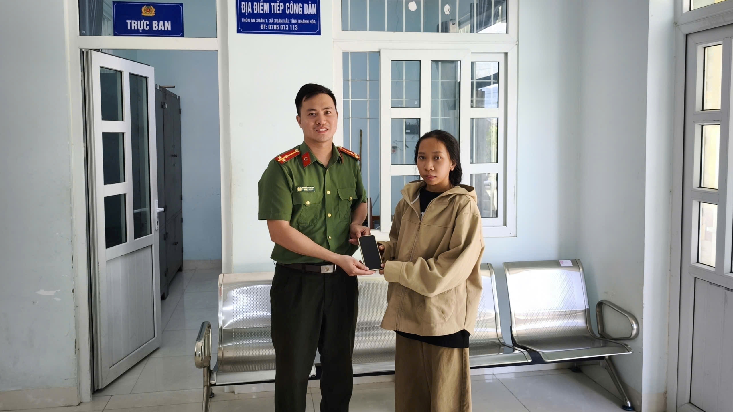 Công an xã Xuân Hải nhanh chóng xác minh, trao trả tài sản cho người dân đánh rơi