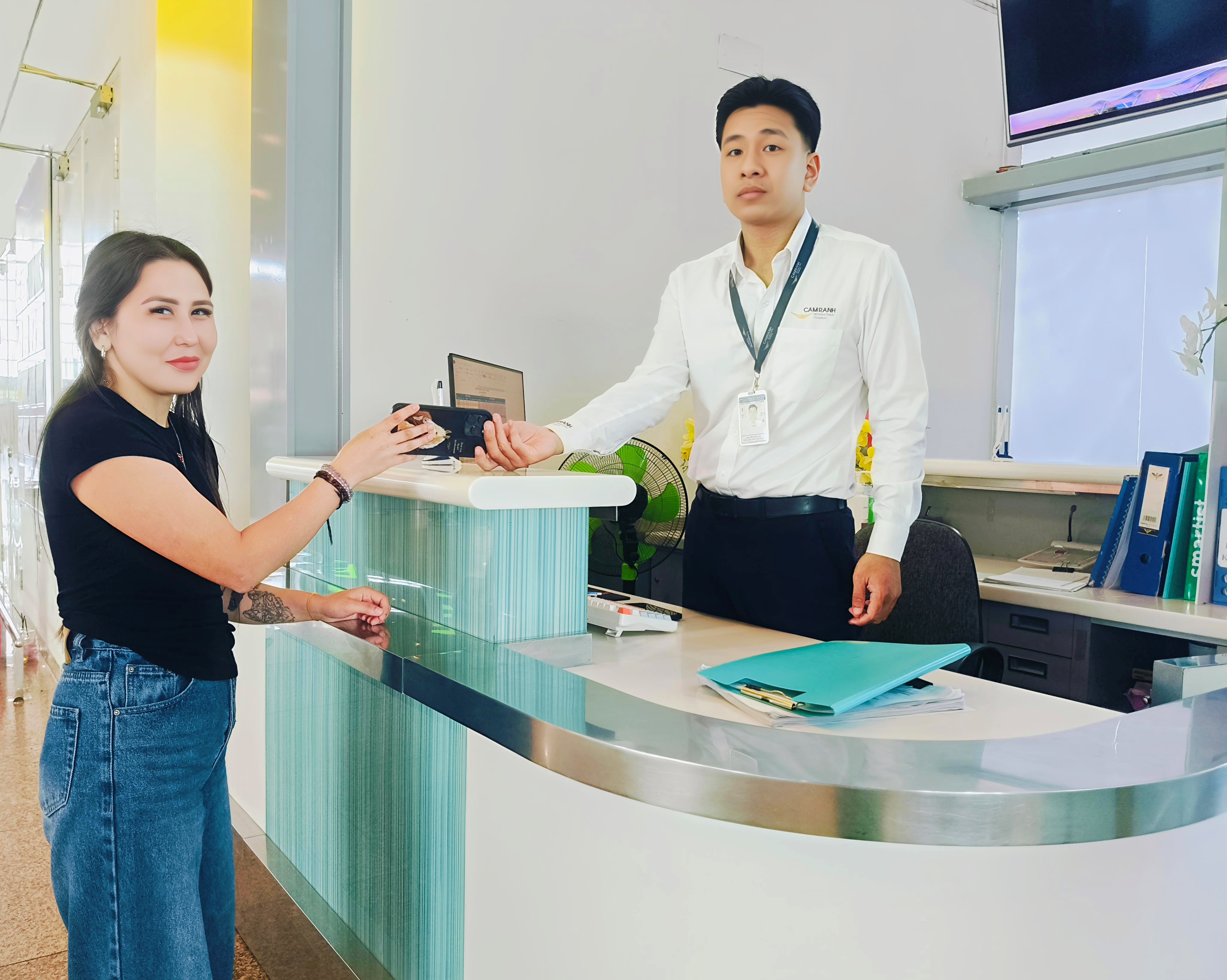 Đồn Công an Cảng hàng không quốc tế Cam Ranh nhanh chóng tìm lại điện thoại thất lạc cho du khách quốc tế