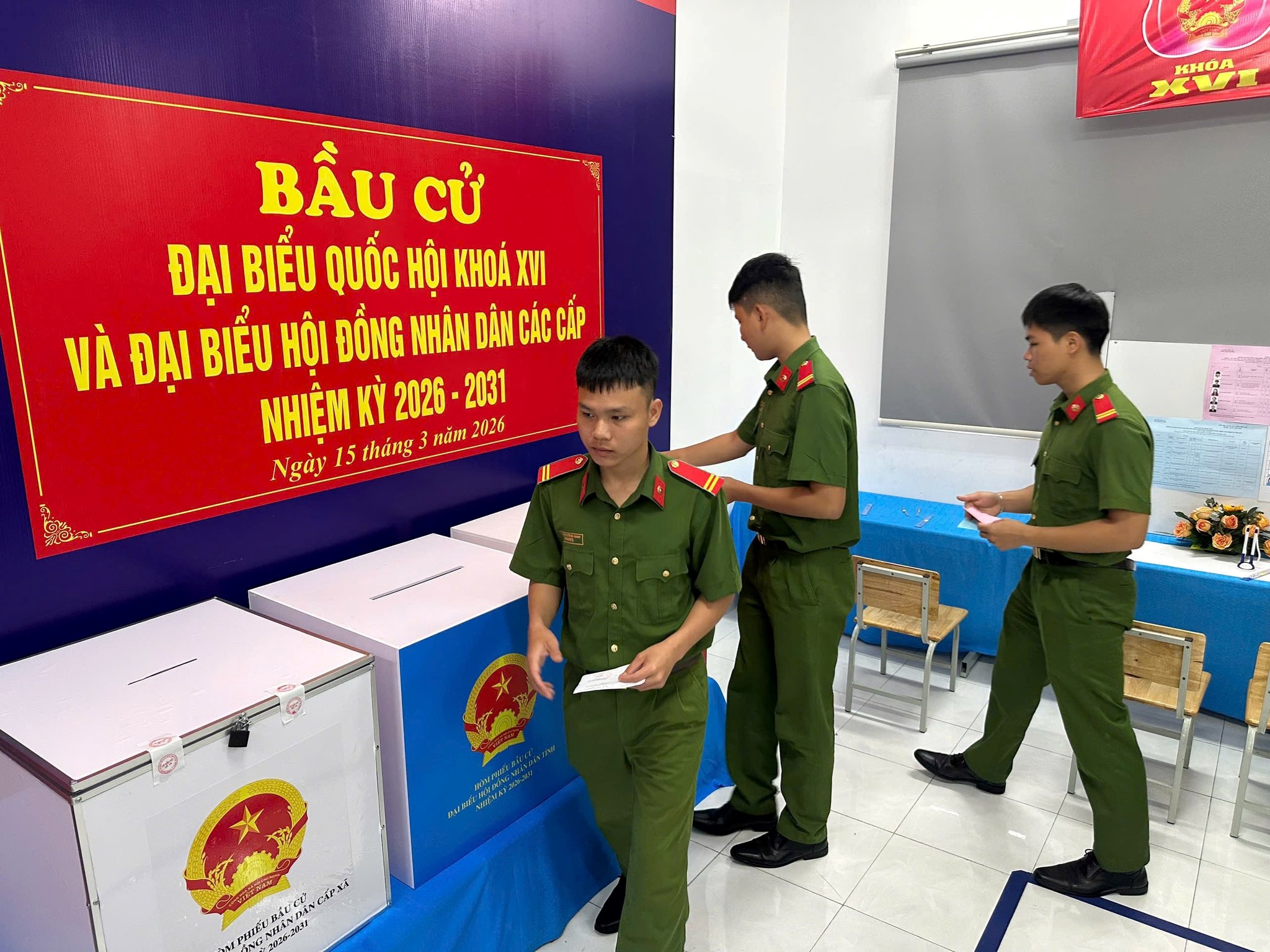 Công an Khánh Hòa: Đồng hành cùng cử tri trong ngày hội non sông