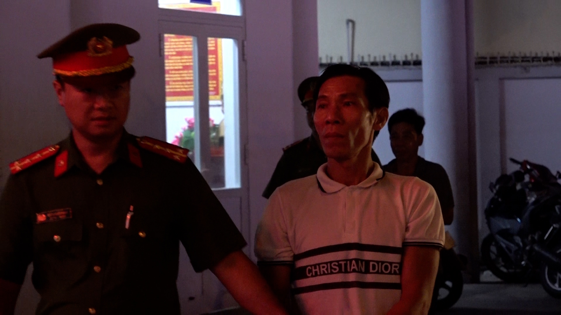 Khởi tố, bắt tạm giam 02 đối tượng chống người thi hành công vụ dẫn đến việc Thiếu tá Nguyễn Xuân Hải, cán bộ Công an xã Diên Lâm hy sinh.