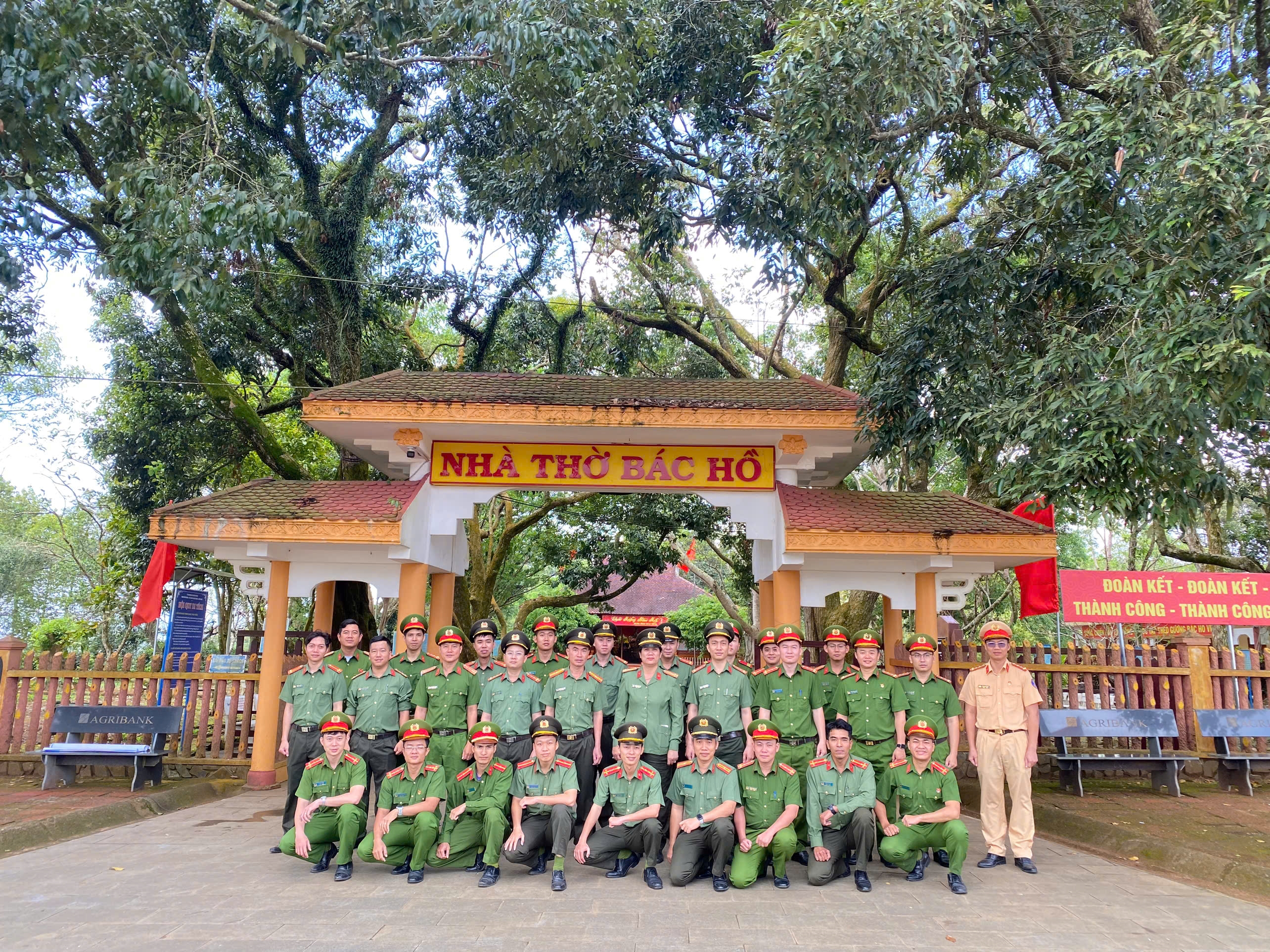 Tuổi trẻ Công an tỉnh Khánh Hòa tổ chức hành trình về nguồn, sinh hoạt chính trị nhân kỷ niệm 78 năm Ngày Bác Hồ có Sáu điều dạy CAND (11/3/1948 - 11/3/2026)