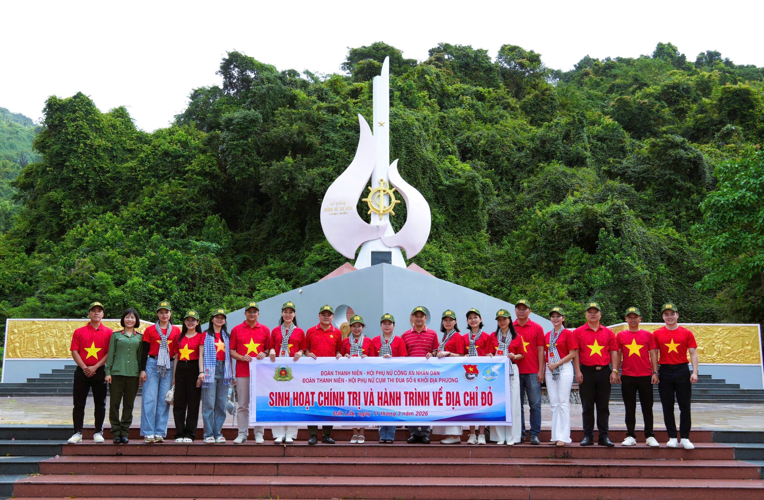 Hội Phụ nữ và Đoàn thanh niên Cụm thi đua số 6 sinh hoạt chính trị, về nguồn tại Di tích lịch sử quốc gia đặc biệt Vũng Rô.