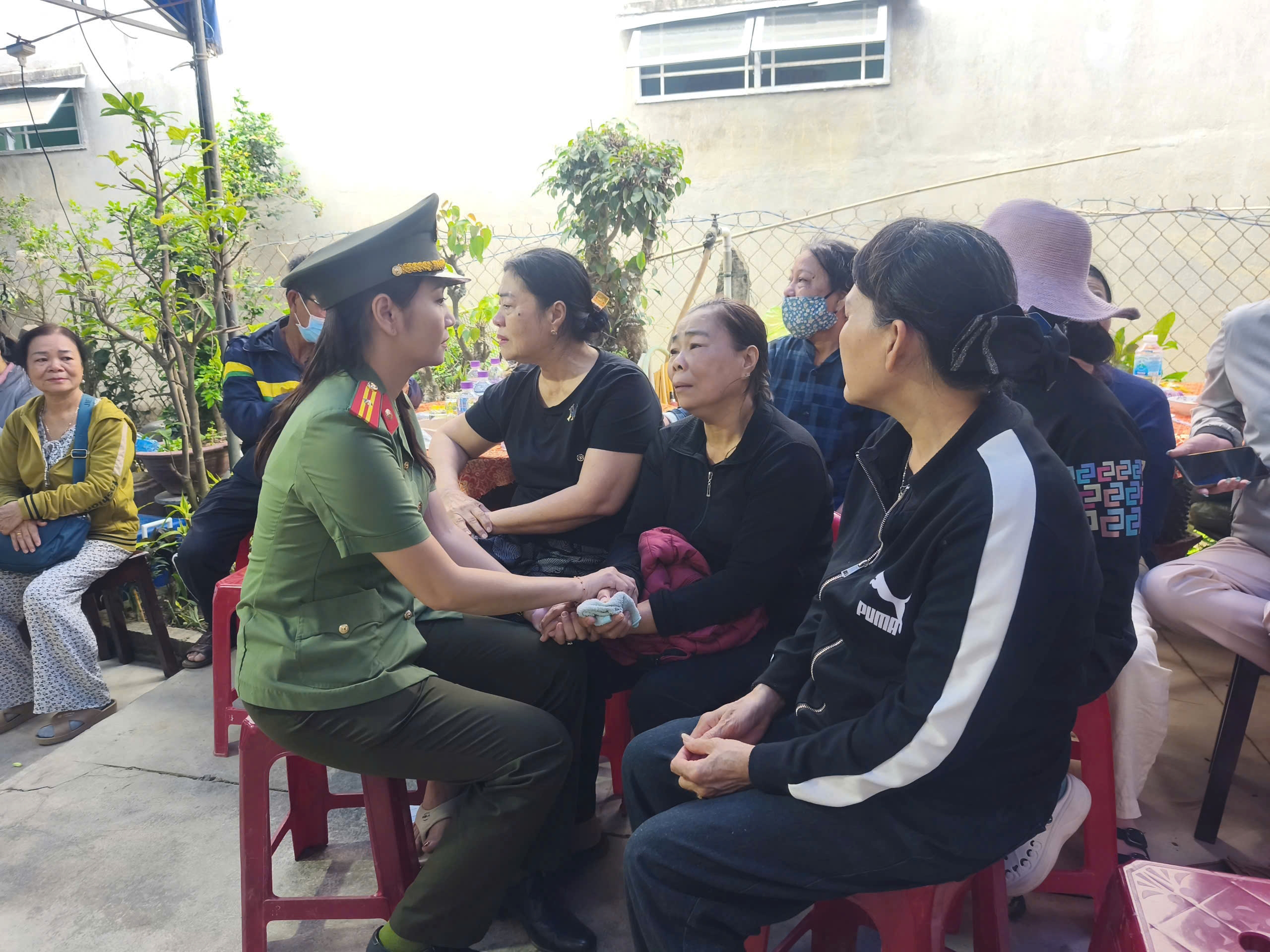 Hội phụ nữ Công an tỉnh Khánh Hòa nhận đỡ đầu con đồng chí Đại úy Nguyễn Xuân Hải hy sinh khi thực hiện nhiệm vụ