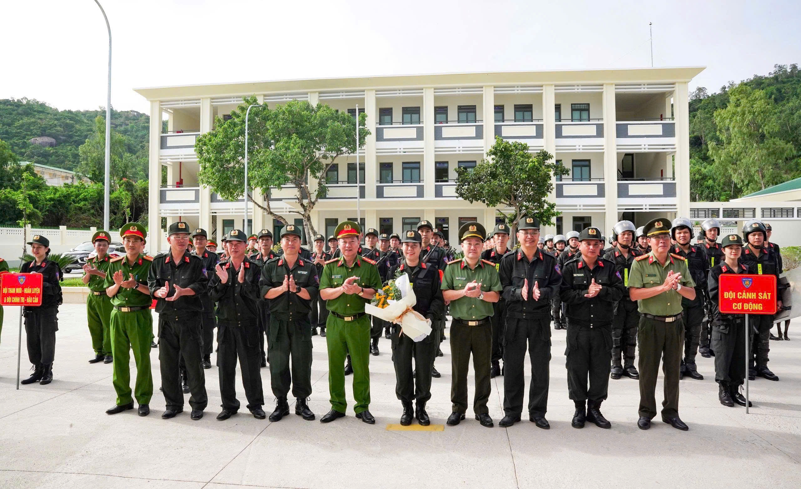 Ra quân huấn luyện năm 2026 và triển khai phương án đảm bảo an ninh trật tự bầu cử