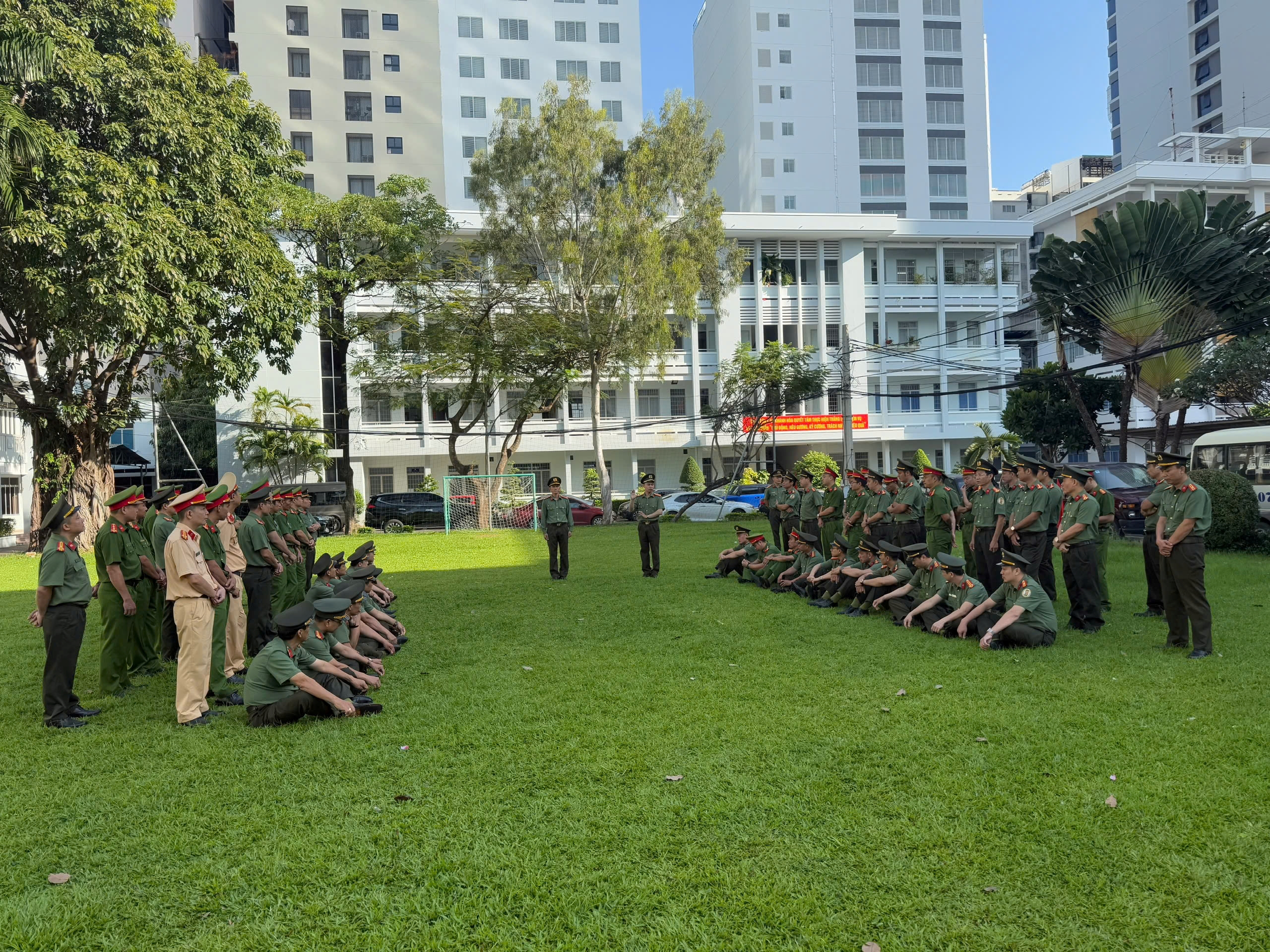 Công an tỉnh Khánh Hòa khai giảng Lớp Tập huấn điều lệnh, quân sự, võ thuật Công an nhân dân đối với các đồng chí lãnh đạo cấp phòng và cán bộ làm công tác điều lệnh kiêm nhiệm năm 2026.