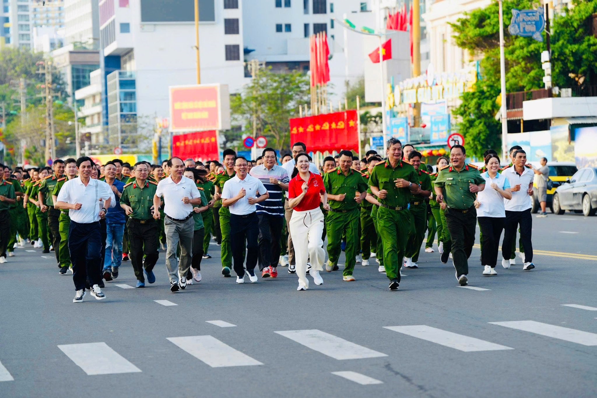 Công an Khánh Hòa sôi nổi hưởng ứng “Ngày chạy Olympic vì sức khỏe toàn dân – Vì an ninh Tổ quốc” năm 2026